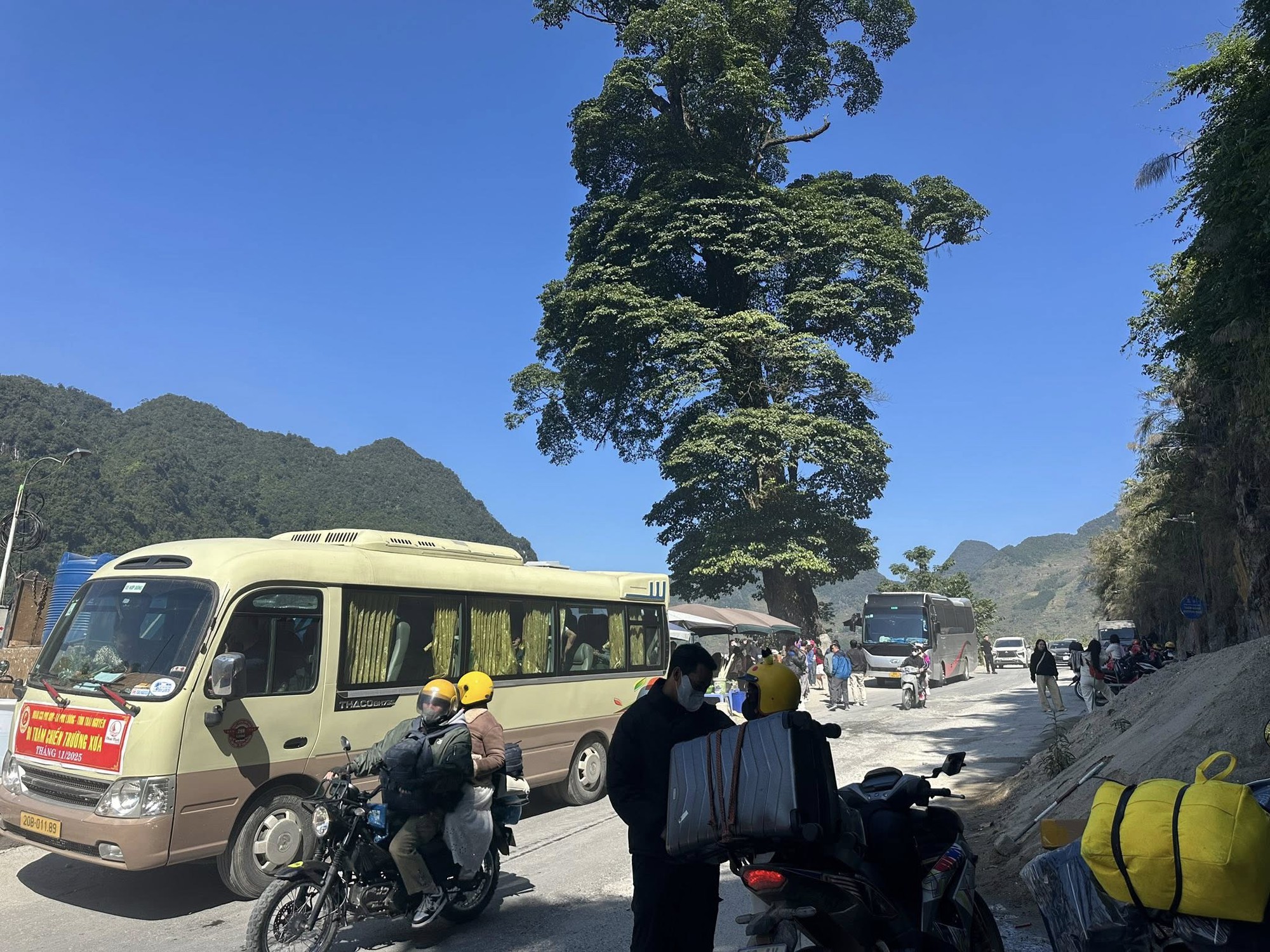 Tuyên Quang đông như Tết, khách lên Lô Lô Chải 