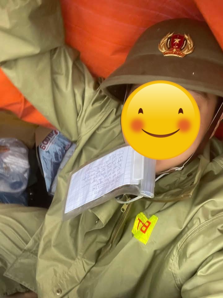 “Con đi cứu trợ ở khu vực bão lũ, nếu có chuyện gì nhờ mọi người đưa con về lại với ba mẹ con nha”- Ảnh 1.