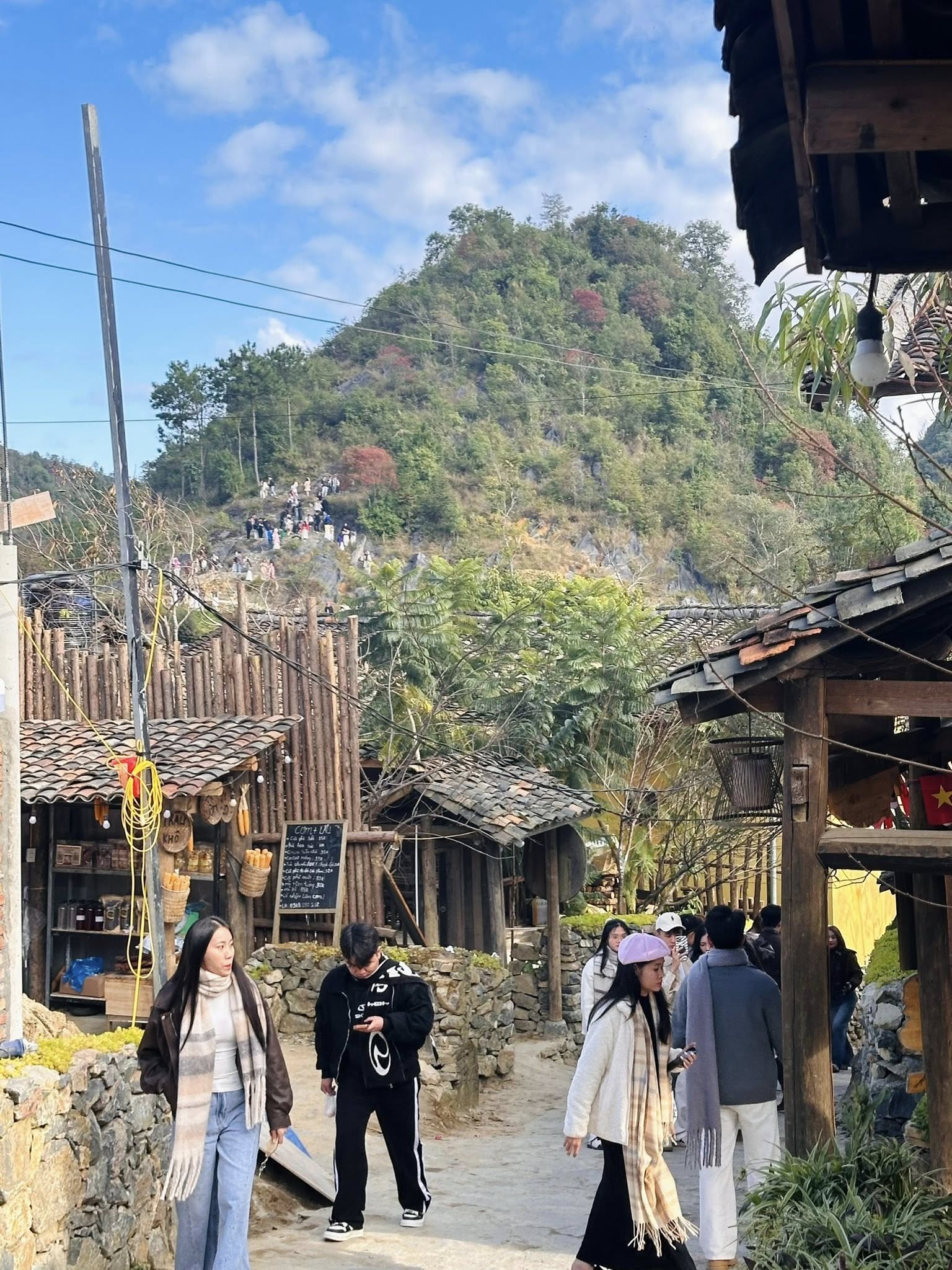 Tuyên Quang đông như Tết, khách lên Lô Lô Chải 