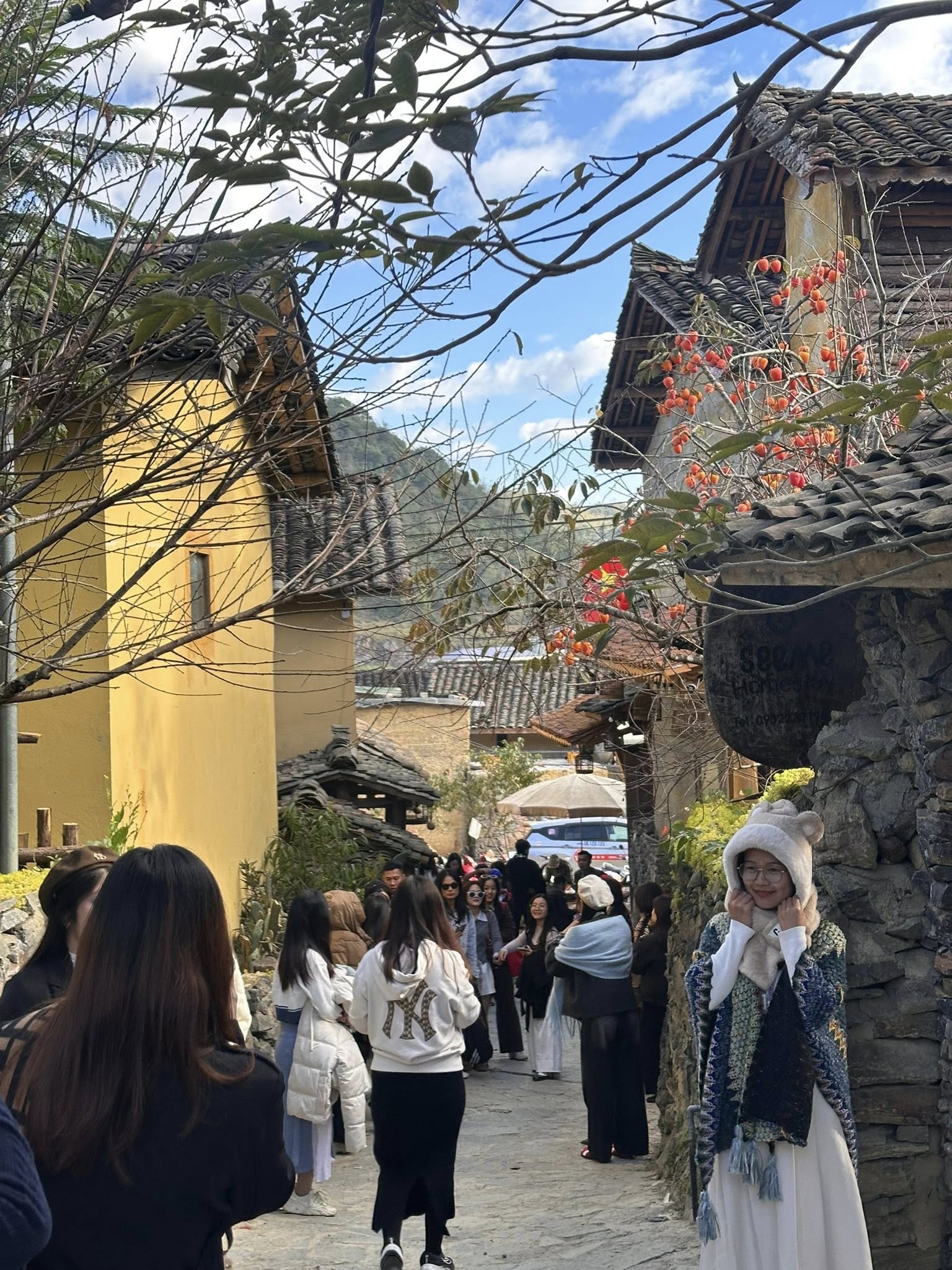 Tuyên Quang đông như Tết, khách lên Lô Lô Chải 