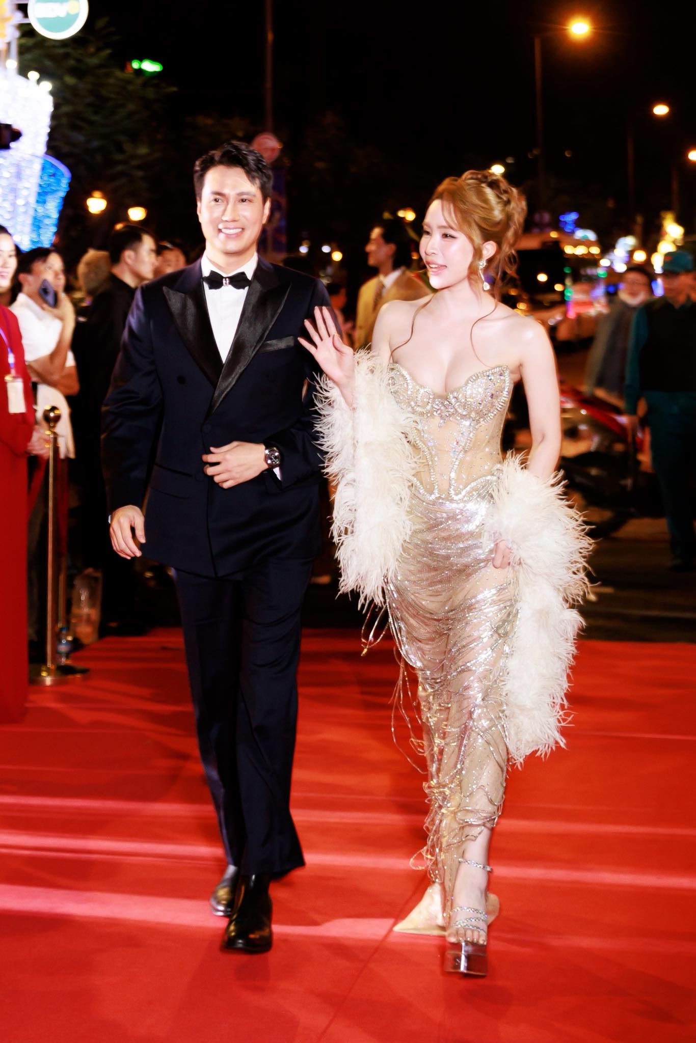 Cặp sao Vbiz ngầm công khai sau 6 năm bị đồn hẹn hò: Nhà trai phong độ tuyệt đối, nhà gái bốc lửa- Ảnh 1.