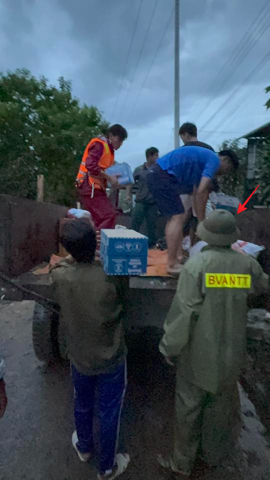 “Con đi cứu trợ ở khu vực bão lũ, nếu có chuyện gì nhờ mọi người đưa con về lại với ba mẹ con nha”- Ảnh 3.