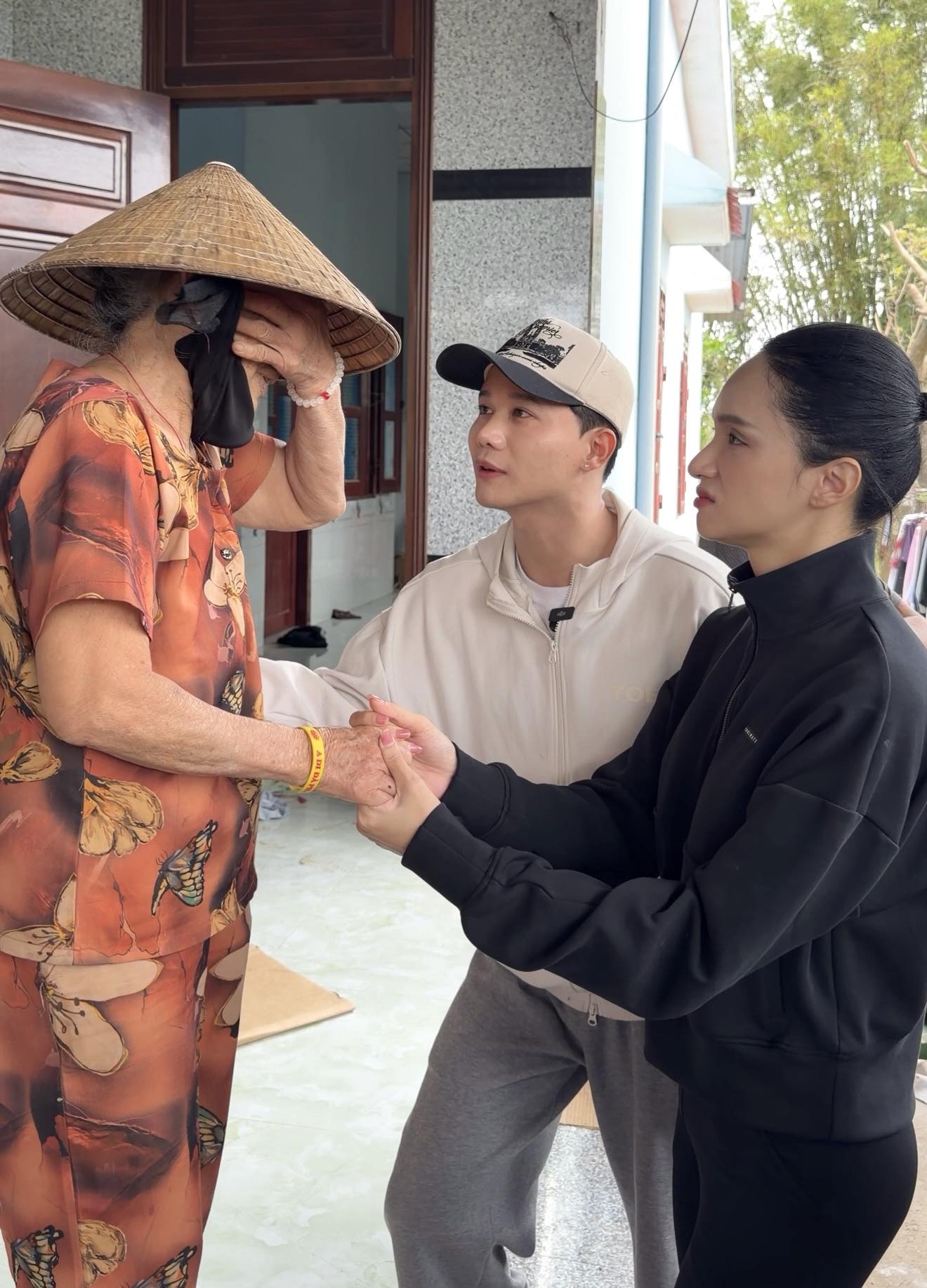 Bị mỉa mai hỏi bill từ thiện, Trấn Thành đáp trả gắt: "Bà con đang khổ, em bớt bớt cái tính lại!"- Ảnh 3.