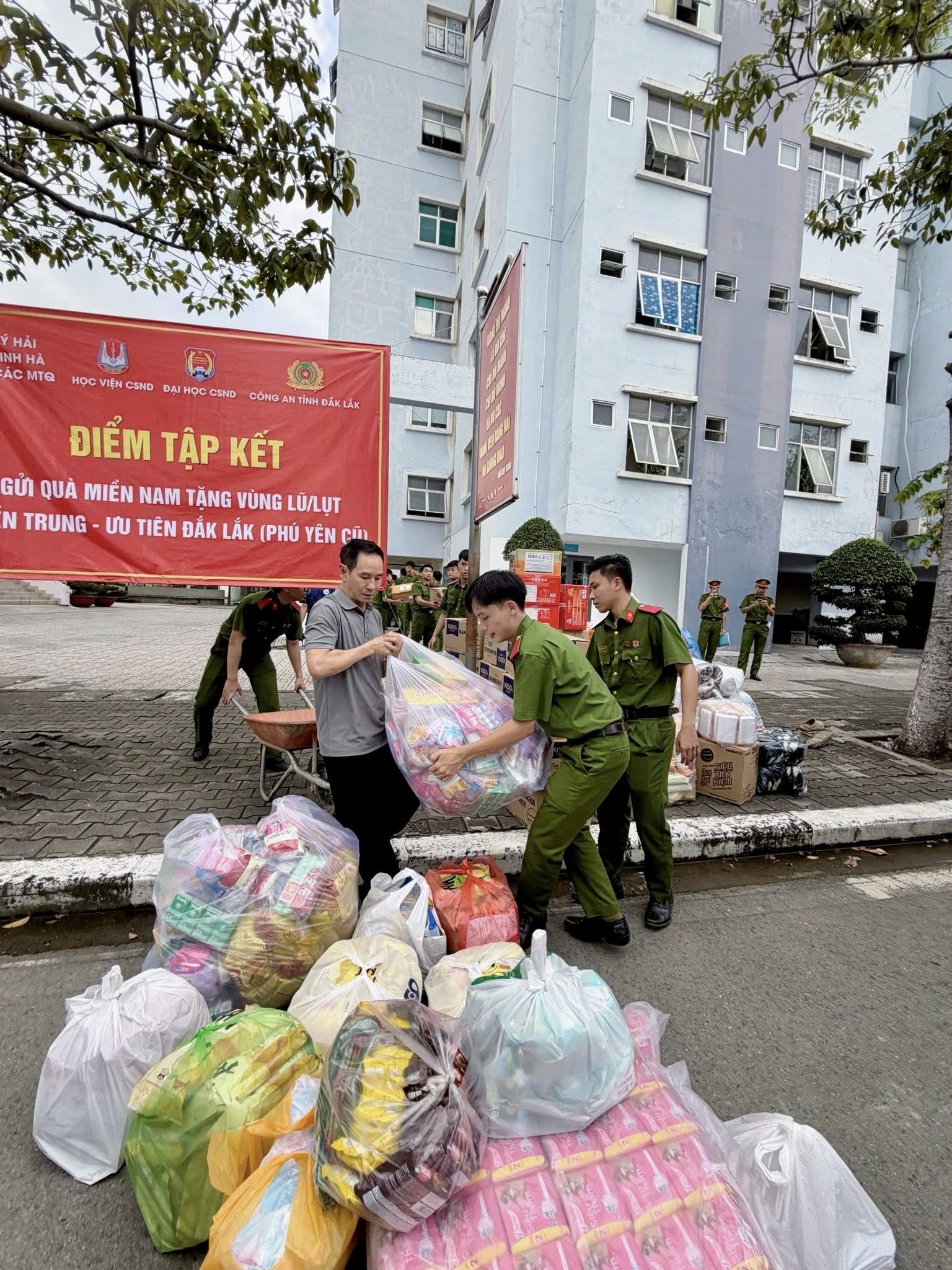 Bị mỉa mai hỏi bill từ thiện, Trấn Thành đáp trả gắt: "Bà con đang khổ, em bớt bớt cái tính lại!"- Ảnh 5.