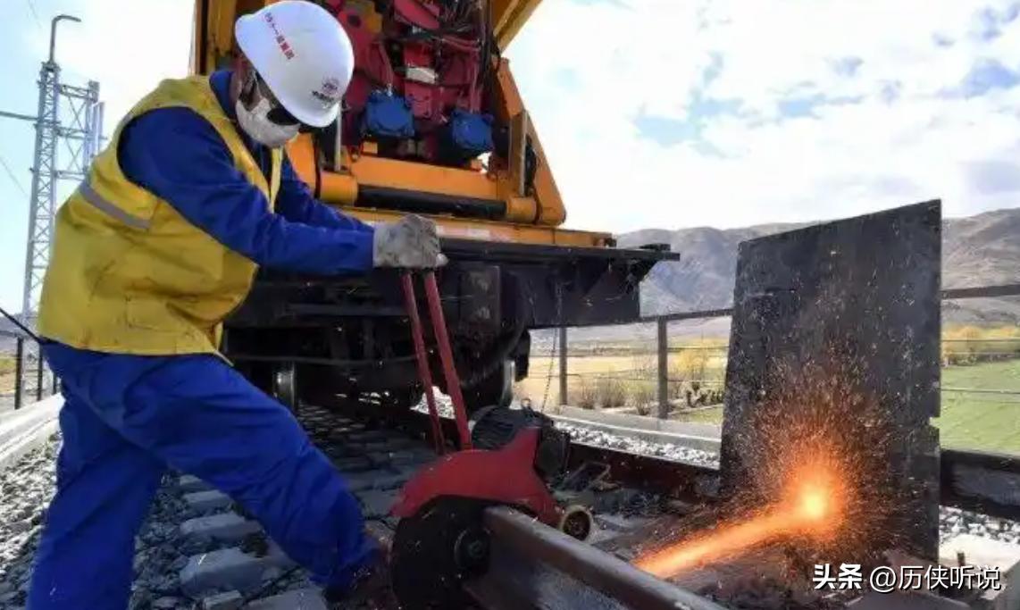 Trung Quốc chi số tiền khủng chôn 15.000 thanh sắt dọc tuyến đường sắt: Hóa ra họ chính là "bậc thầy"- Ảnh 1.