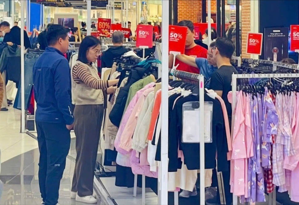 Black Friday: Người tiêu dùng thắt chặt chi tiêu, lựa chọn kỹ- Ảnh 2.