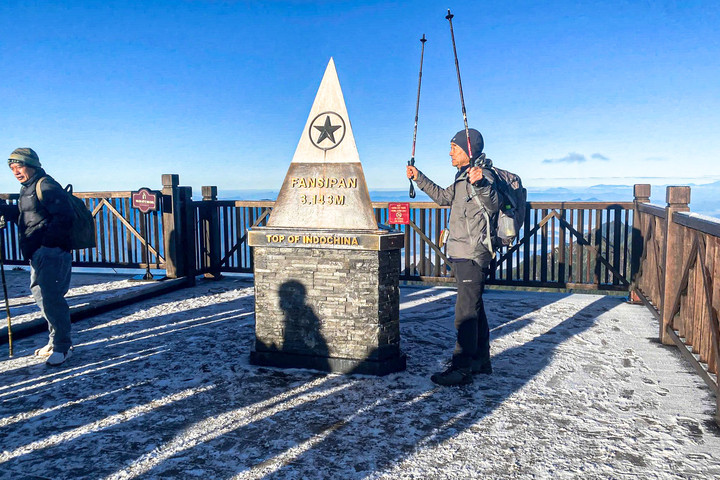 Đỉnh Fansipan xuất hiện băng giá- Ảnh 2.