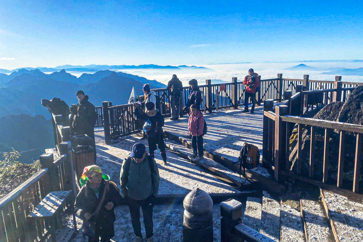 Đỉnh Fansipan xuất hiện băng giá- Ảnh 1.