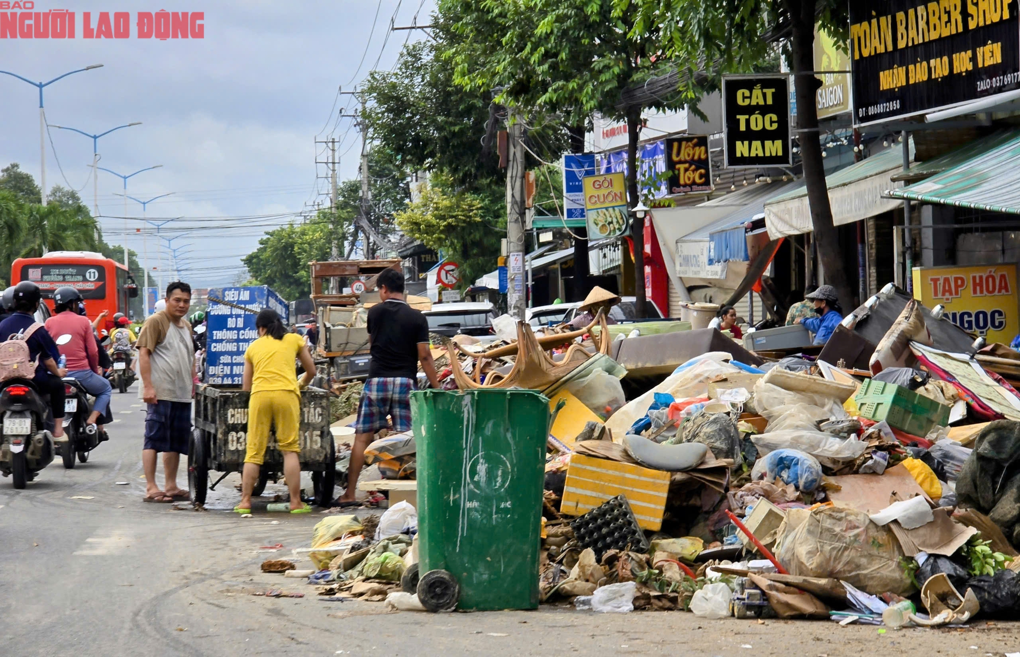 Người dân Nha Trang tất bật dọn "núi" rác thải sau lũ lịch sử- Ảnh 3.