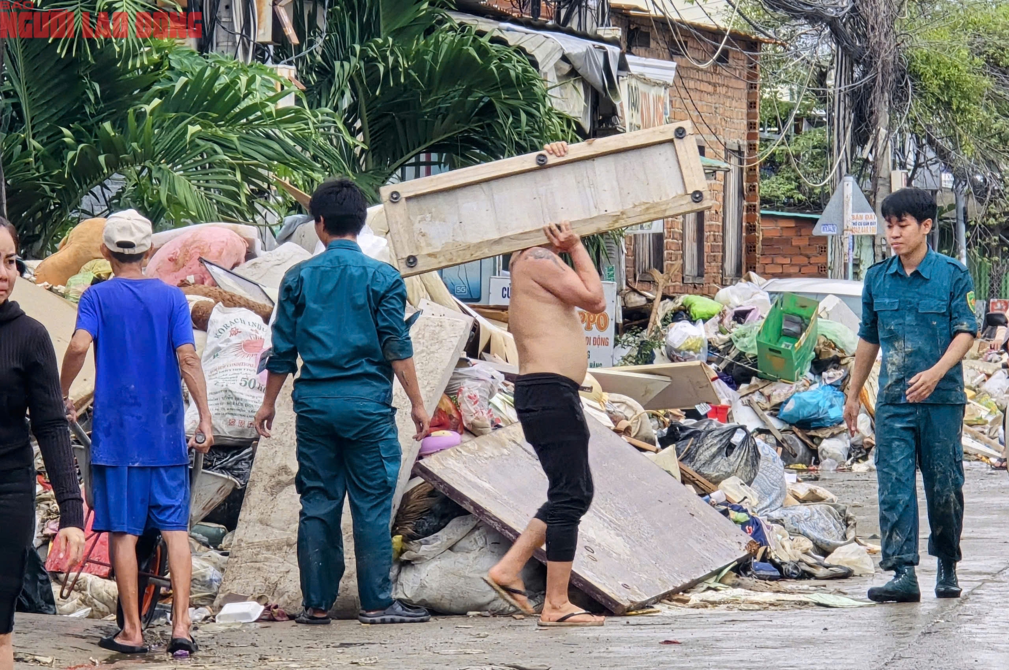 Người dân Nha Trang tất bật dọn "núi" rác thải sau lũ lịch sử- Ảnh 15.
