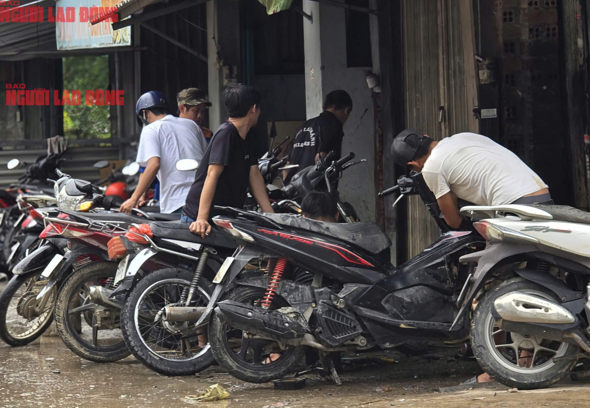 Người dân Nha Trang tất bật dọn "núi" rác thải sau lũ lịch sử- Ảnh 10.