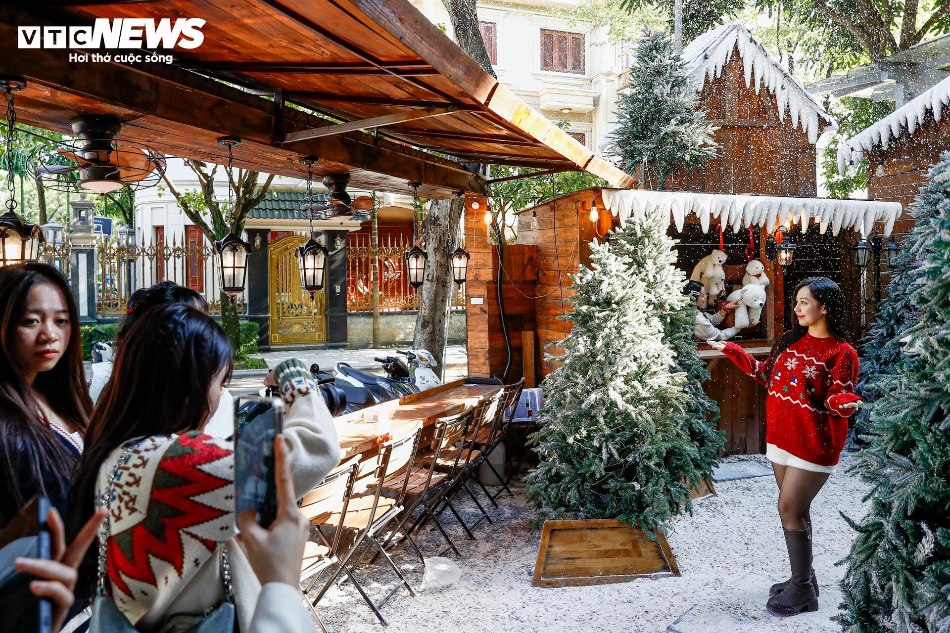 Quán cà phê Hà Nội hóa trời Âu, phun tuyết nhân tạo, hút khách mùa Giáng sinh- Ảnh 3.