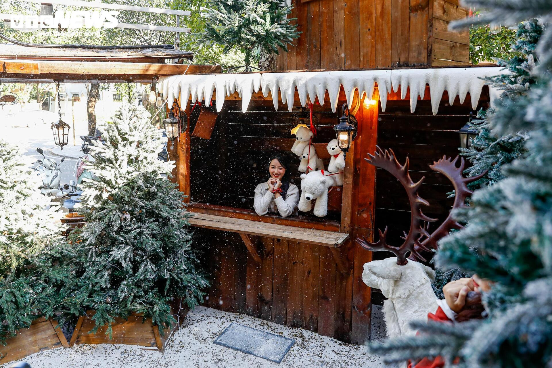 Quán cà phê Hà Nội hóa trời Âu, phun tuyết nhân tạo, hút khách mùa Giáng sinh- Ảnh 2.