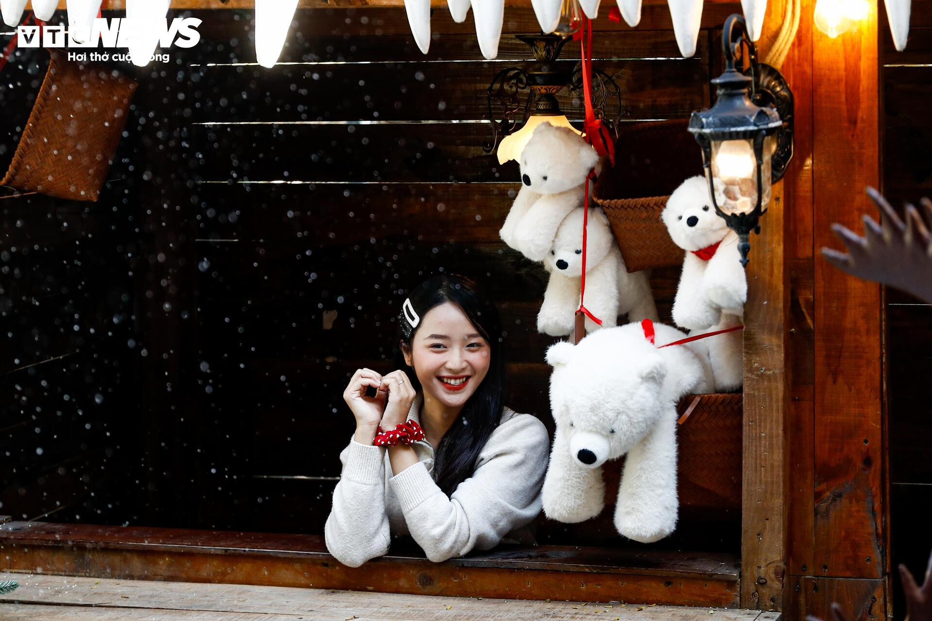 Quán cà phê Hà Nội hóa trời Âu, phun tuyết nhân tạo, hút khách mùa Giáng sinh- Ảnh 12.