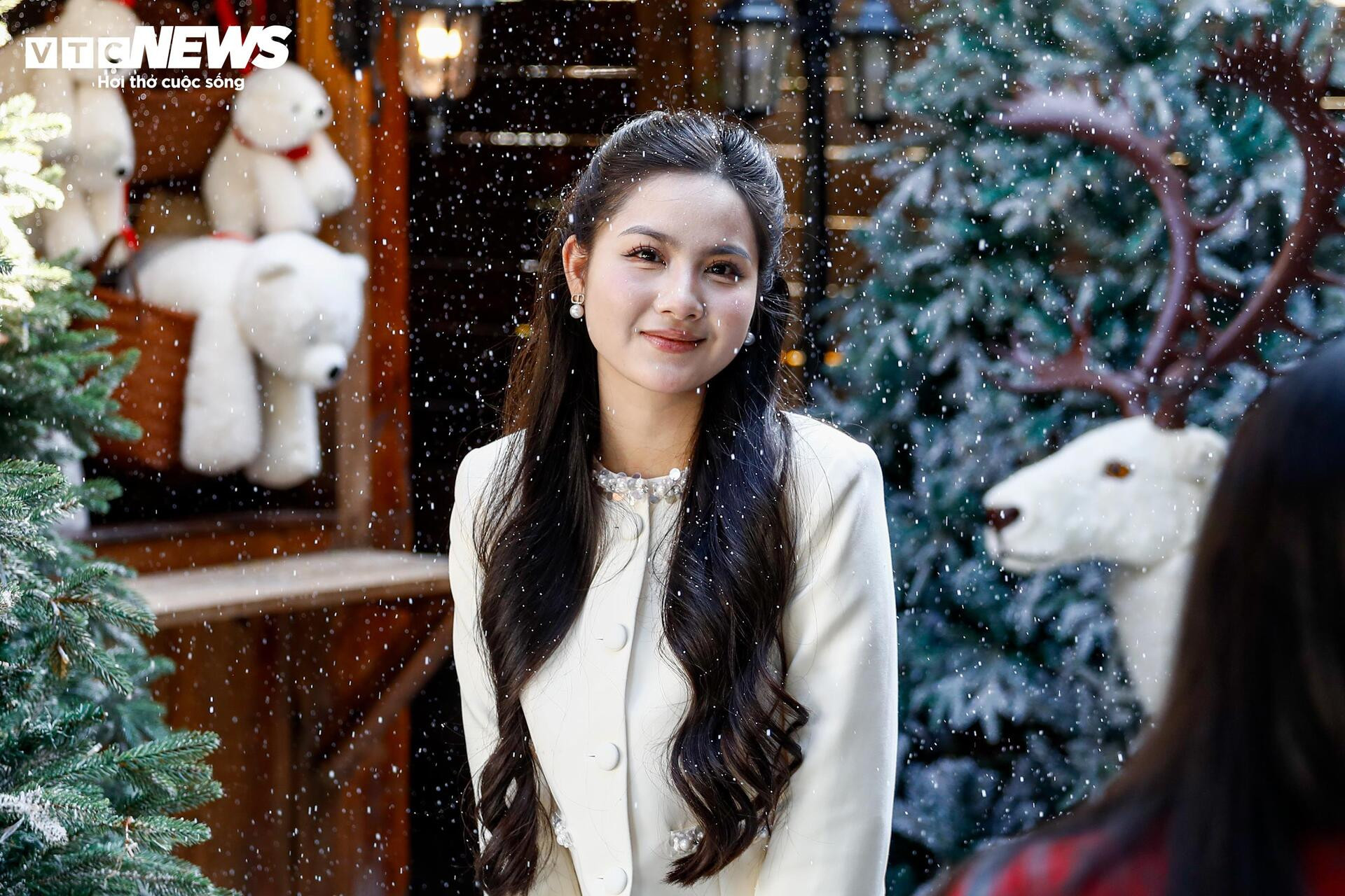 Quán cà phê Hà Nội hóa trời Âu, phun tuyết nhân tạo, hút khách mùa Giáng sinh- Ảnh 13.