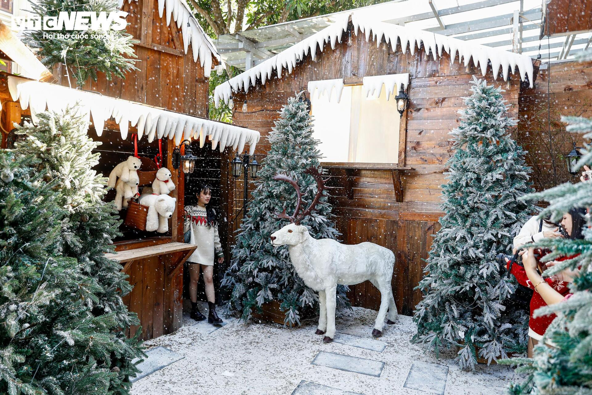 Quán cà phê Hà Nội hóa trời Âu, phun tuyết nhân tạo, hút khách mùa Giáng sinh- Ảnh 4.