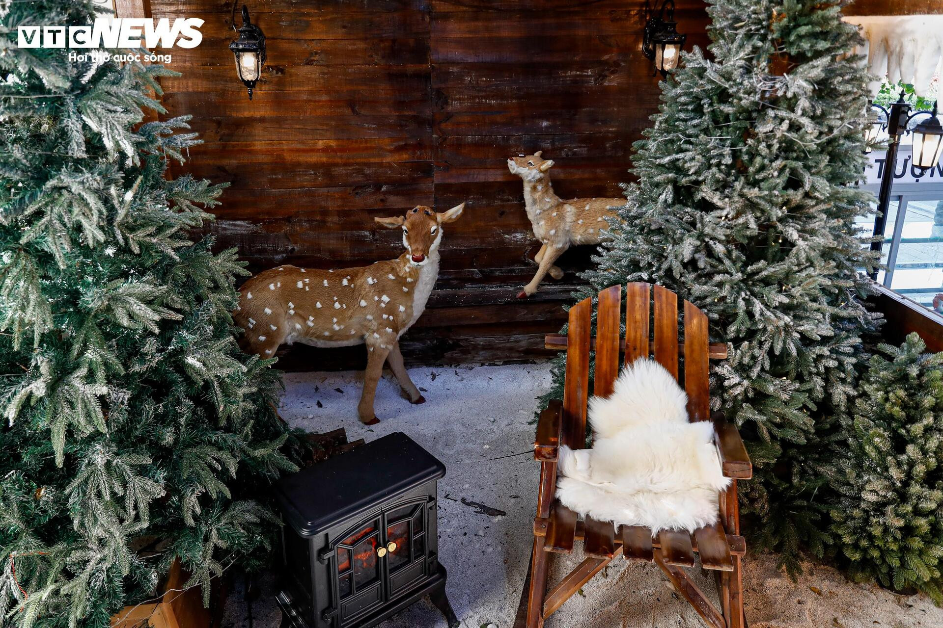 Quán cà phê Hà Nội hóa trời Âu, phun tuyết nhân tạo, hút khách mùa Giáng sinh- Ảnh 6.