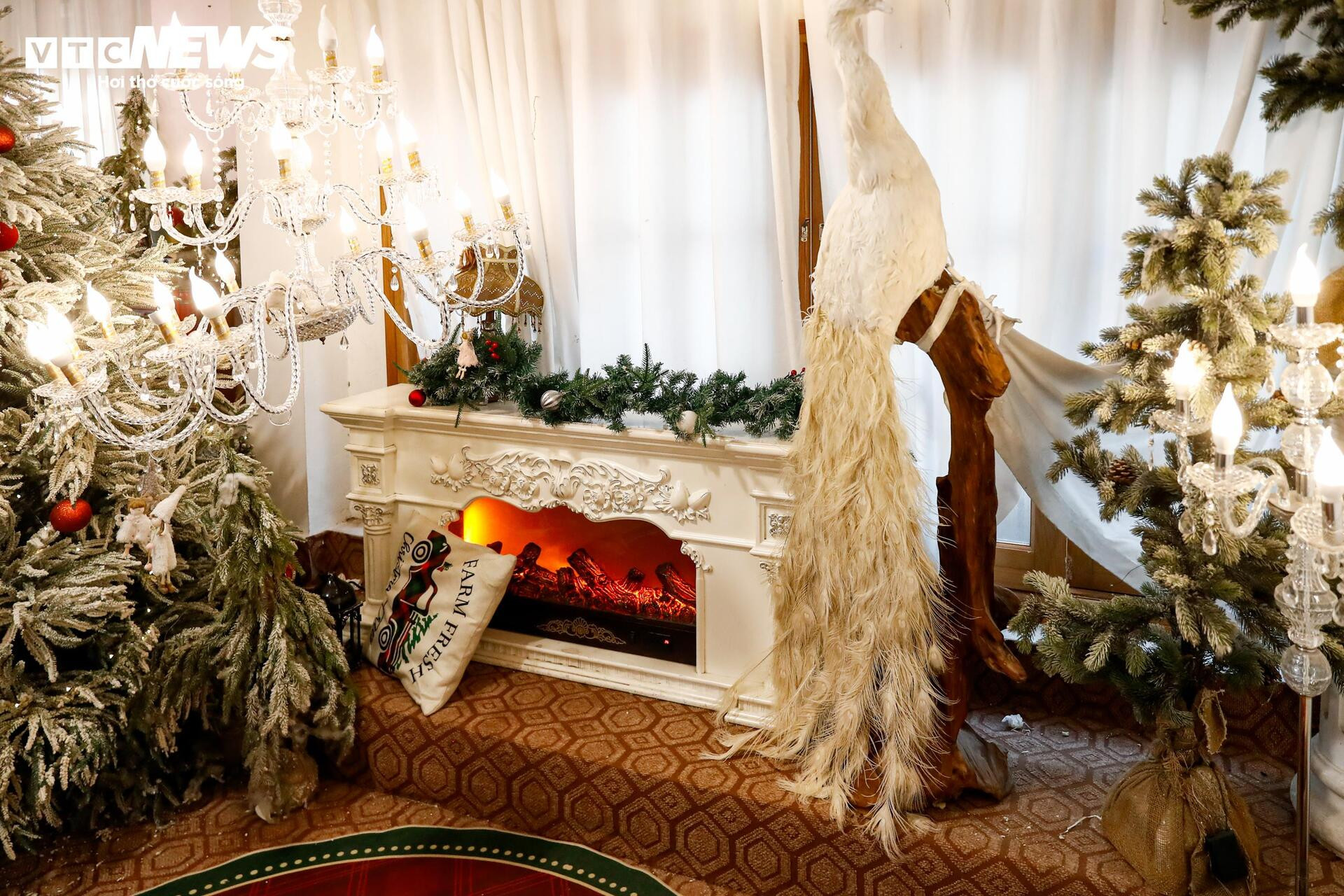 Quán cà phê Hà Nội hóa trời Âu, phun tuyết nhân tạo, hút khách mùa Giáng sinh- Ảnh 7.