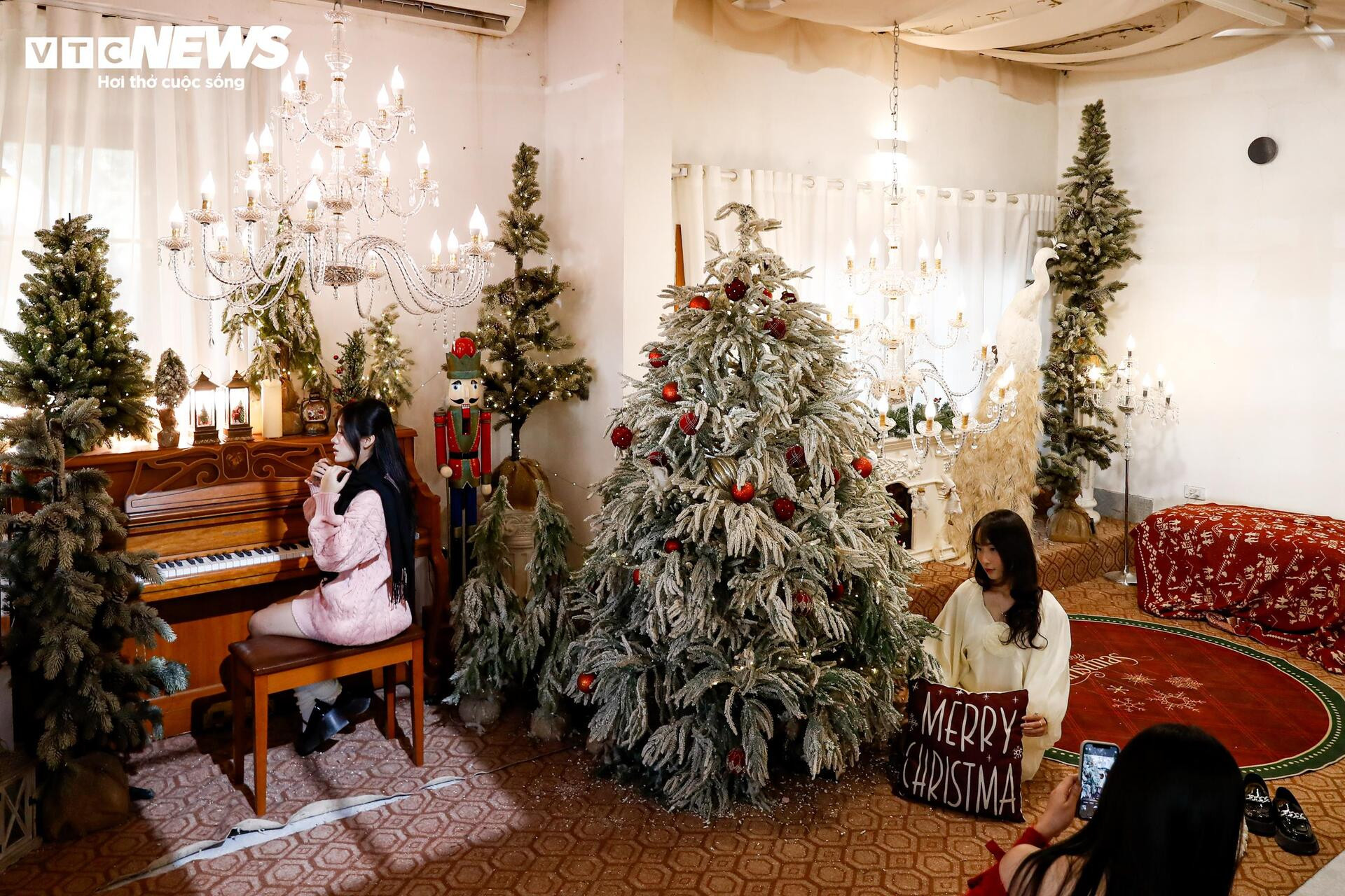 Quán cà phê Hà Nội hóa trời Âu, phun tuyết nhân tạo, hút khách mùa Giáng sinh- Ảnh 5.