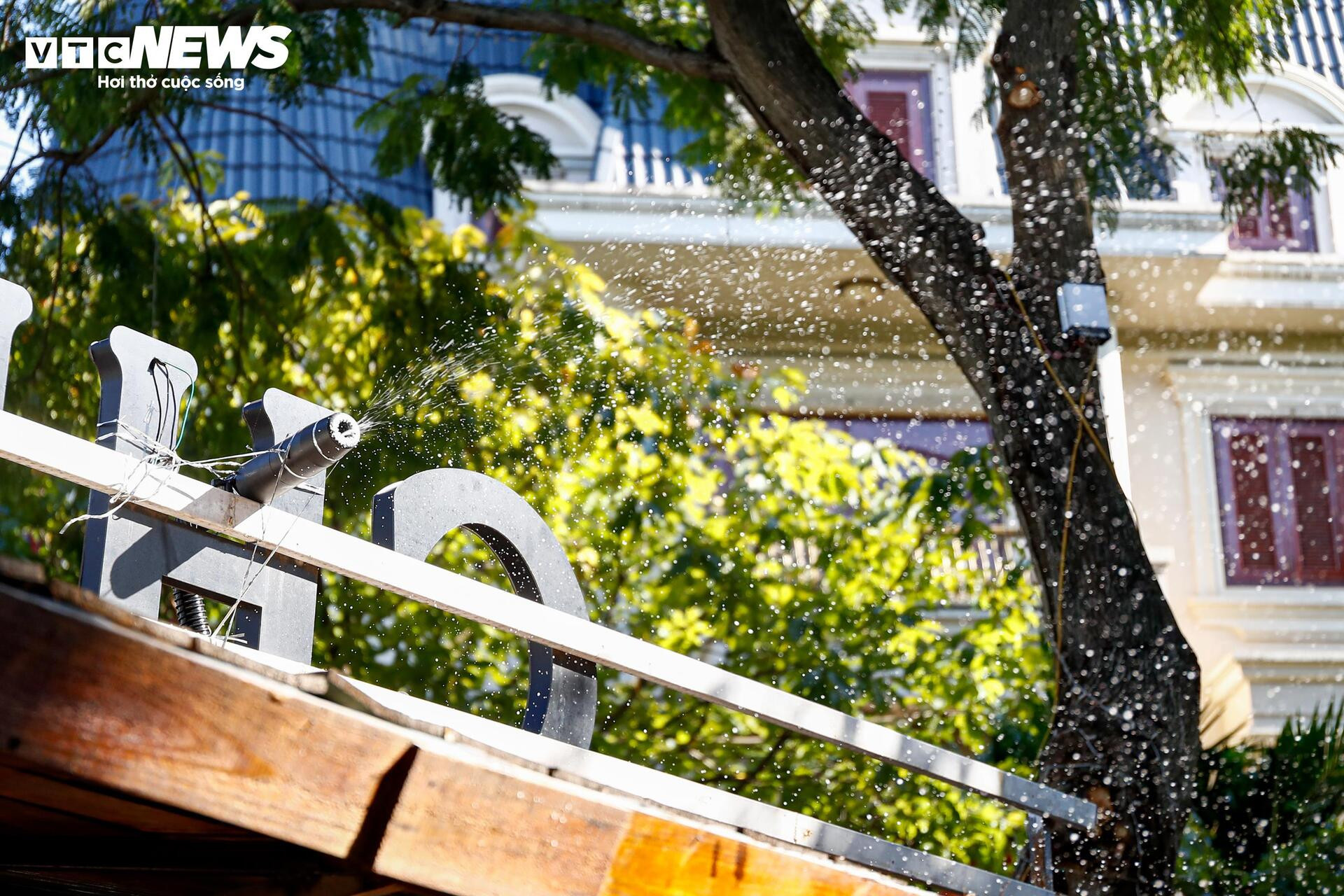 Quán cà phê Hà Nội hóa trời Âu, phun tuyết nhân tạo, hút khách mùa Giáng sinh- Ảnh 9.