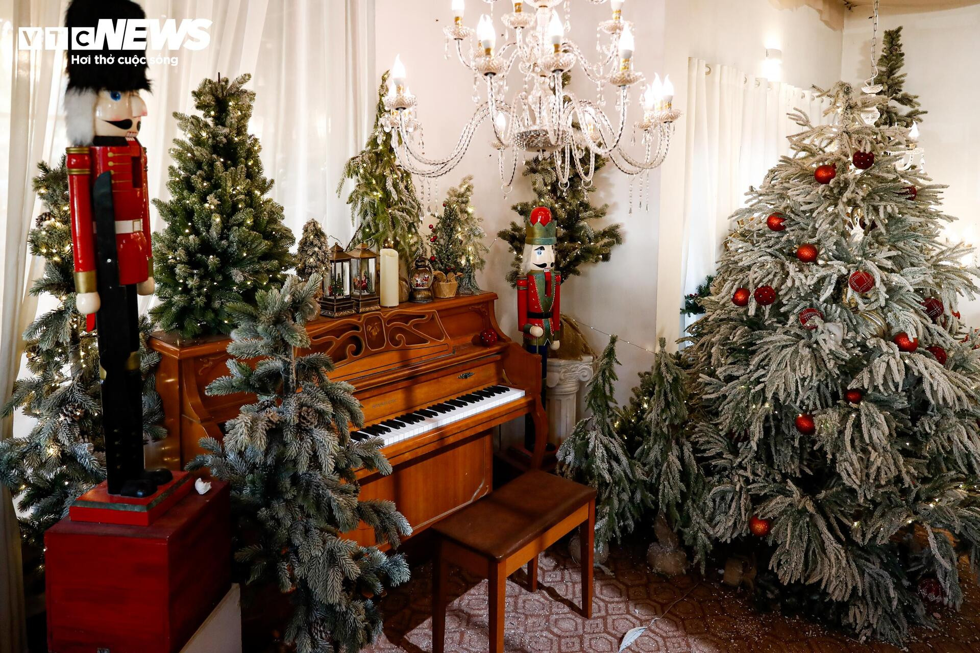 Quán cà phê Hà Nội hóa trời Âu, phun tuyết nhân tạo, hút khách mùa Giáng sinh- Ảnh 8.