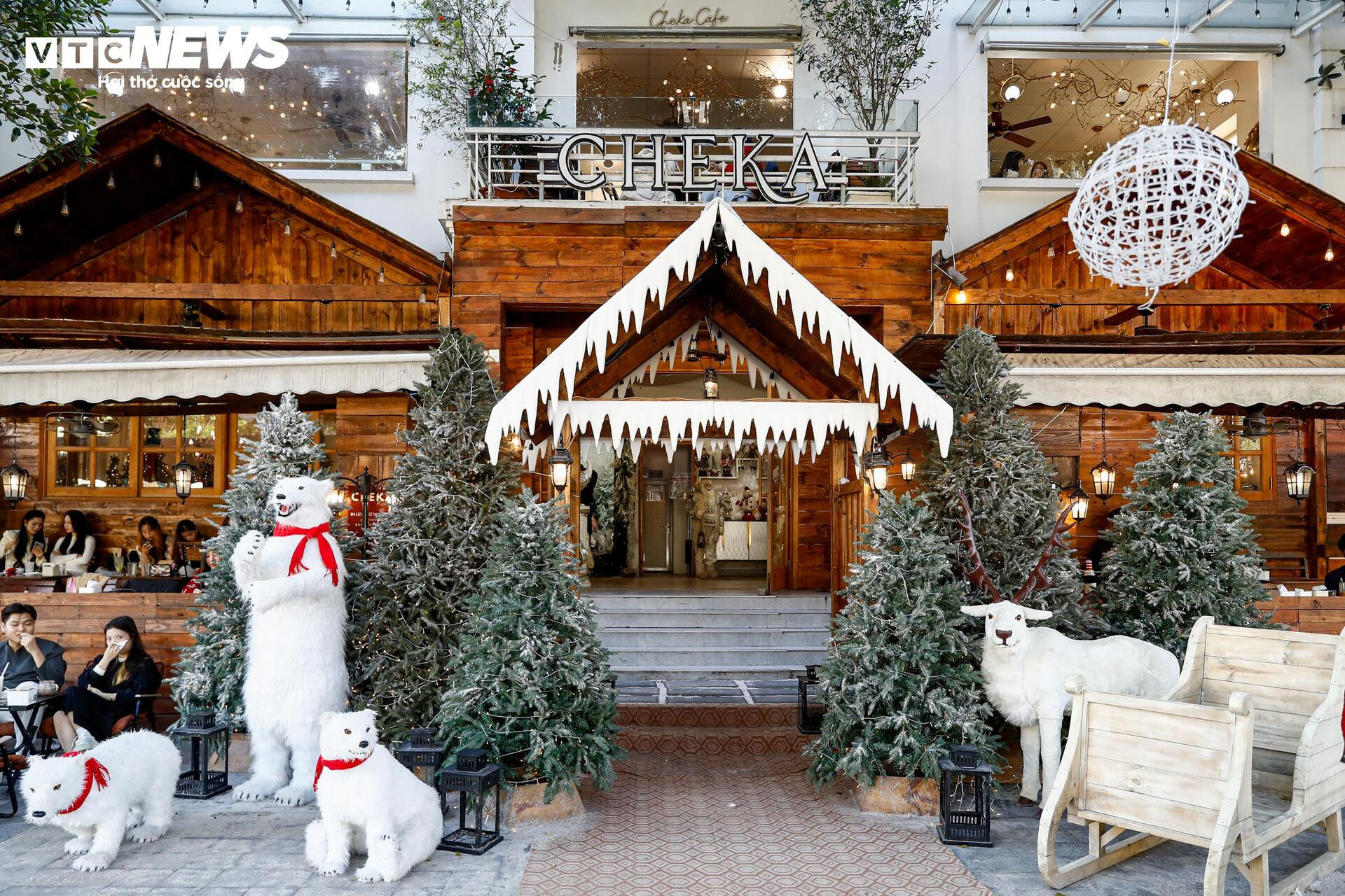 Quán cà phê Hà Nội hóa trời Âu, phun tuyết nhân tạo, hút khách mùa Giáng sinh- Ảnh 1.