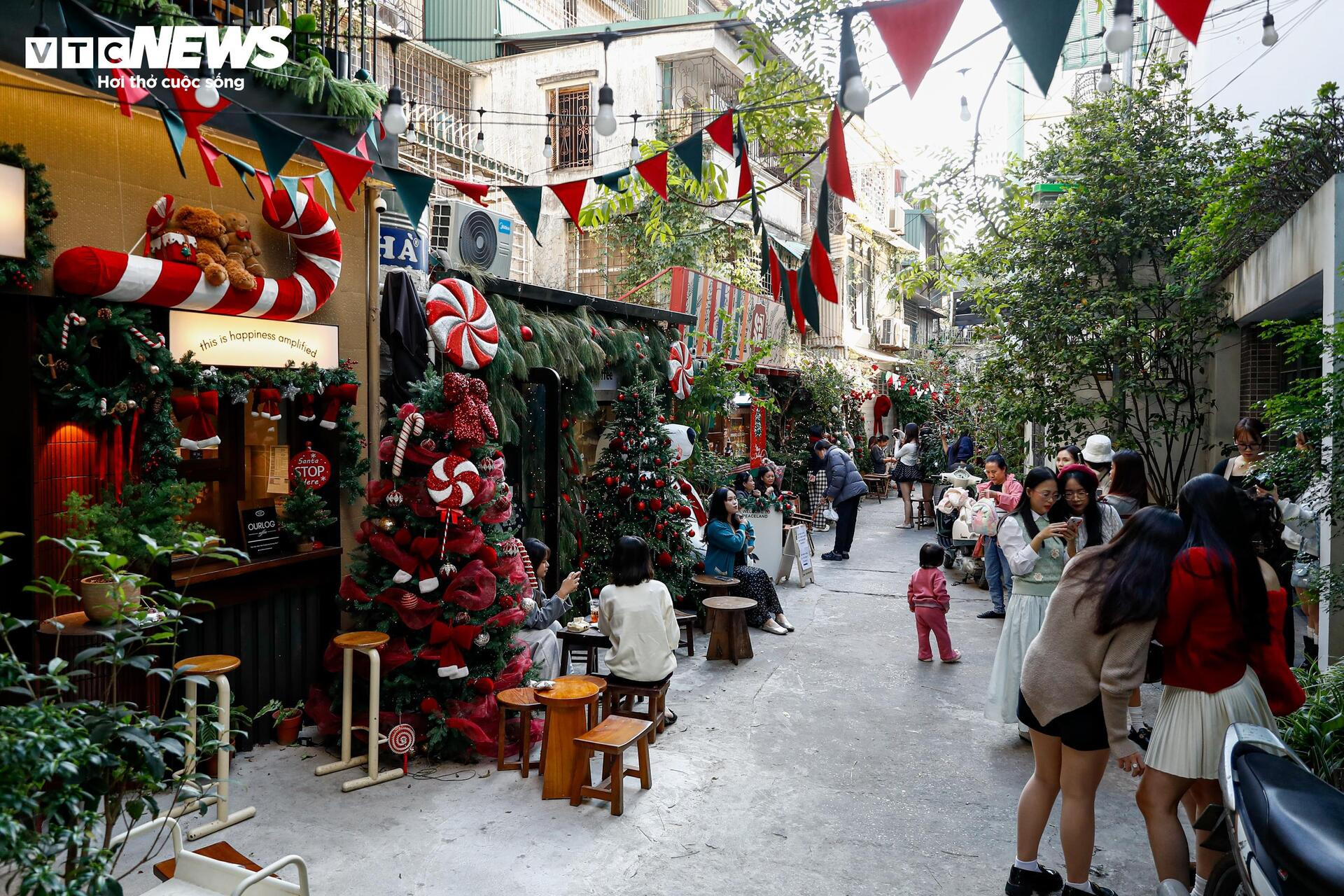 Quán cà phê Hà Nội hóa trời Âu, phun tuyết nhân tạo, hút khách mùa Giáng sinh- Ảnh 14.