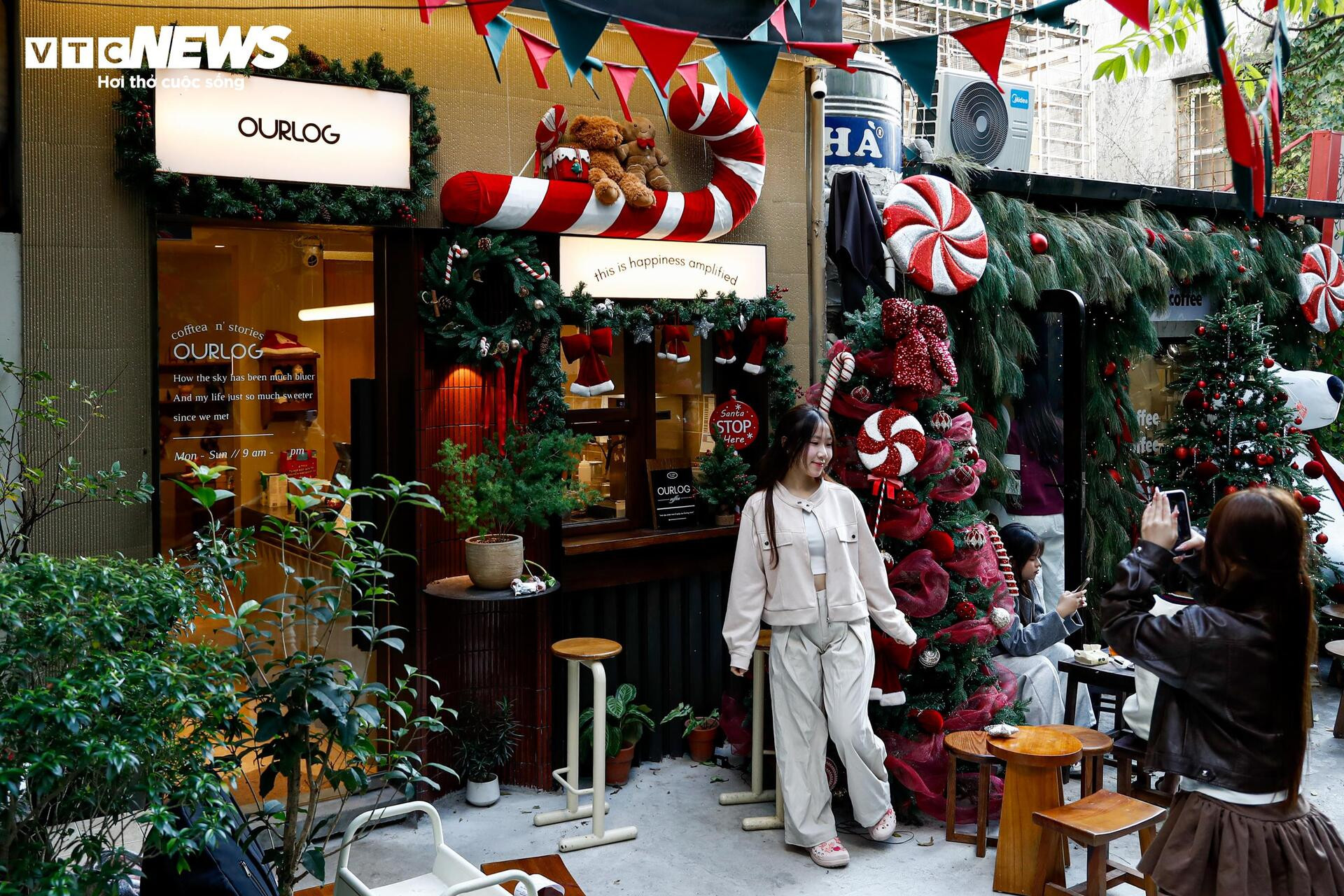 Quán cà phê Hà Nội hóa trời Âu, phun tuyết nhân tạo, hút khách mùa Giáng sinh- Ảnh 16.