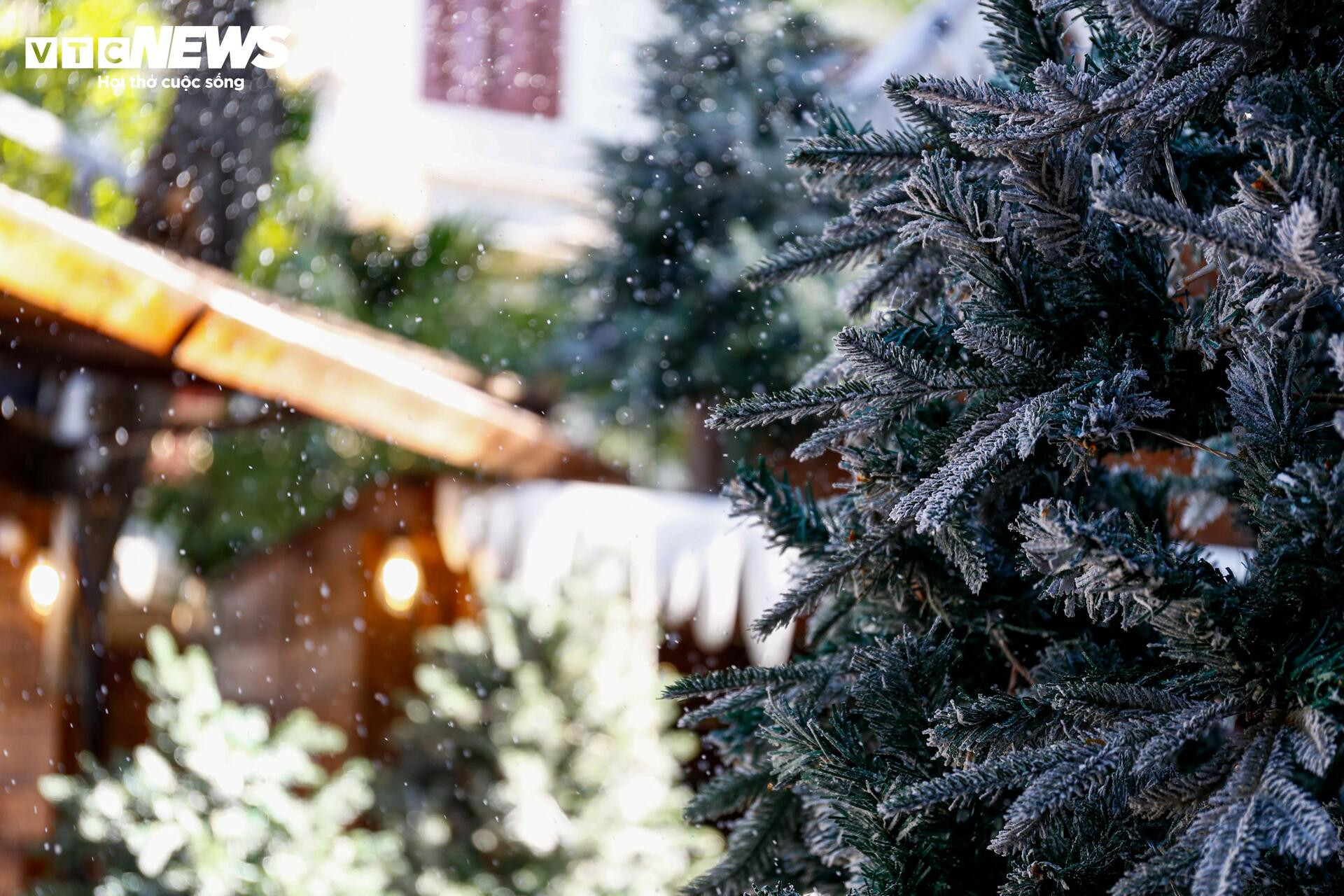 Quán cà phê Hà Nội hóa trời Âu, phun tuyết nhân tạo, hút khách mùa Giáng sinh- Ảnh 10.