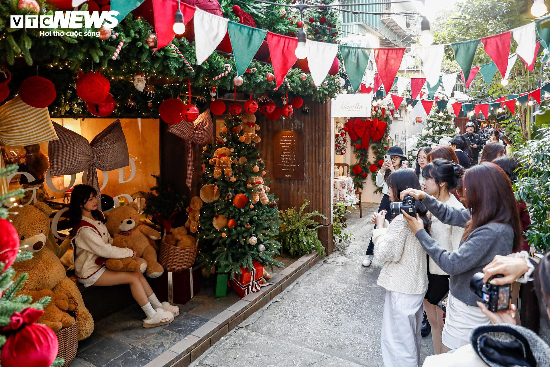 Quán cà phê Hà Nội hóa trời Âu, phun tuyết nhân tạo, hút khách mùa Giáng sinh- Ảnh 15.