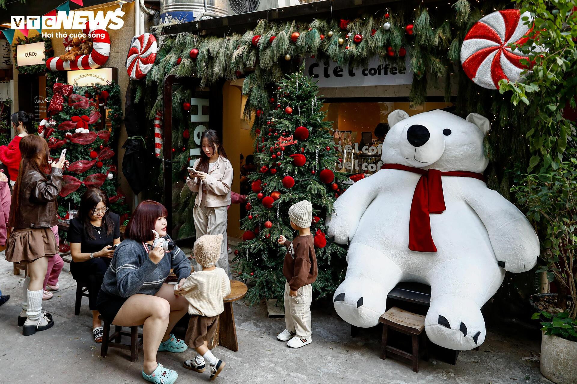 Quán cà phê Hà Nội hóa trời Âu, phun tuyết nhân tạo, hút khách mùa Giáng sinh- Ảnh 17.