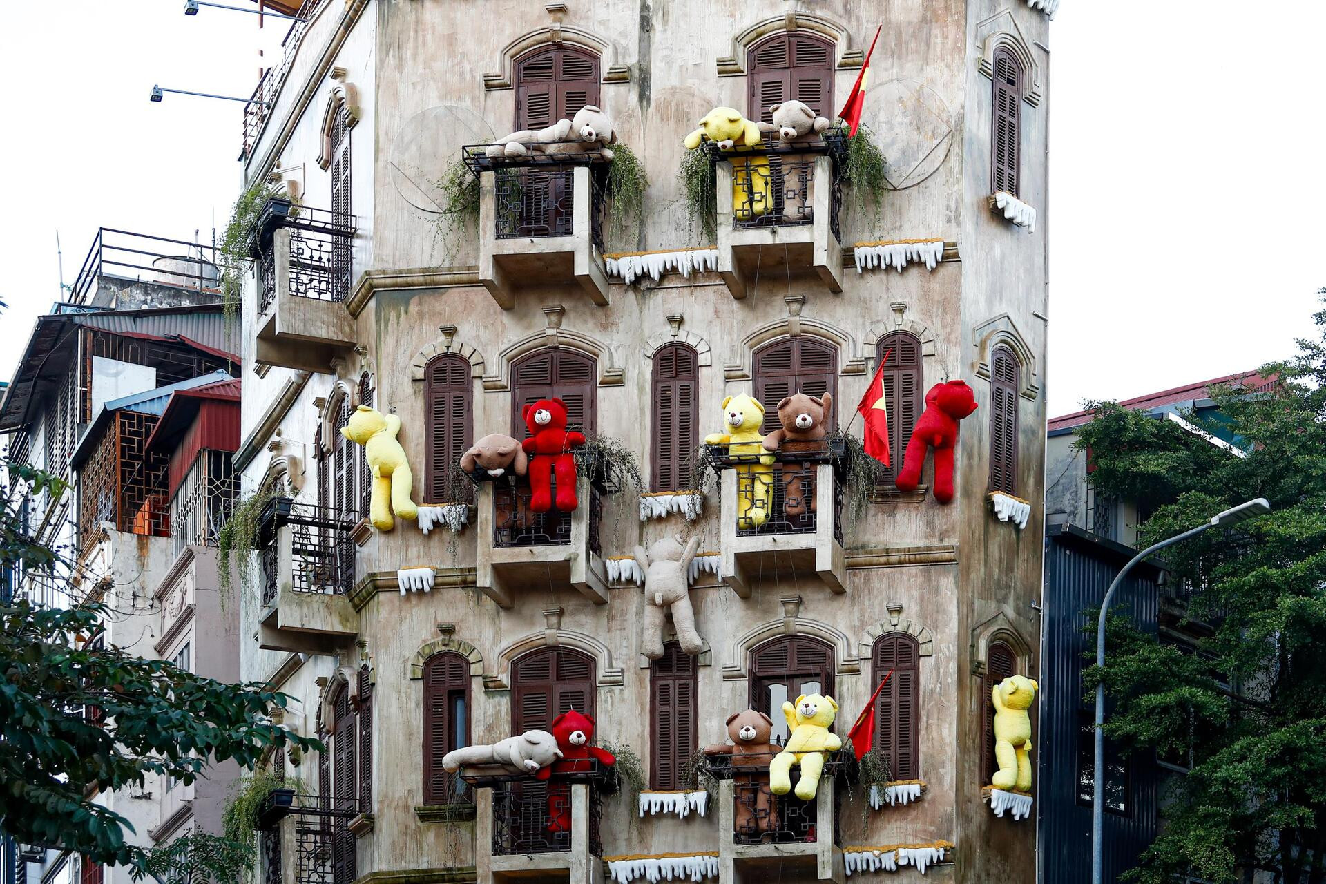 Quán cà phê Hà Nội hóa trời Âu, phun tuyết nhân tạo, hút khách mùa Giáng sinh- Ảnh 19.