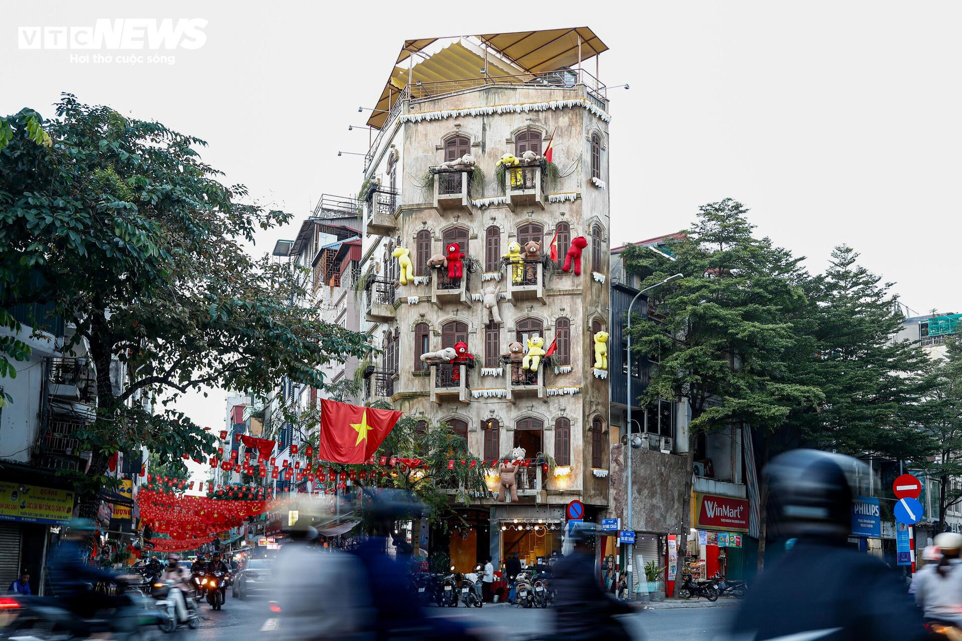 Quán cà phê Hà Nội hóa trời Âu, phun tuyết nhân tạo, hút khách mùa Giáng sinh- Ảnh 18.