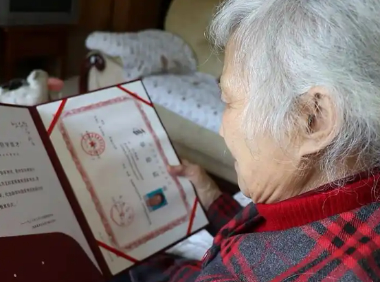 Cụ bà miệt mài đèn sách, 75 tuổi tốt nghiệp cử nhân: "Tôi không muốn nuối tiếc điều gì"- Ảnh 1.