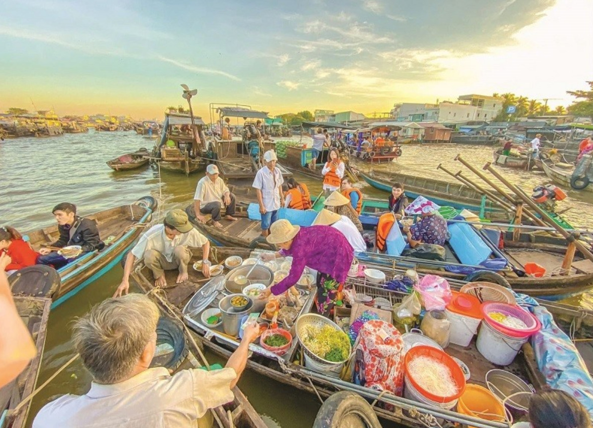 Nhìn cảnh này mới biết tại sao phụ nữ miền Tây 10 người hết 7 người không biết chạy xe máy- Ảnh 1.