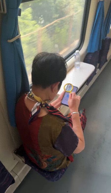 Vô tình liếc nhìn điện thoại cụ bà ngồi cạnh, nam sinh tái mặt trước tin nhắn mình thấy, vội vàng báo nhân viên an ninh- Ảnh 1.