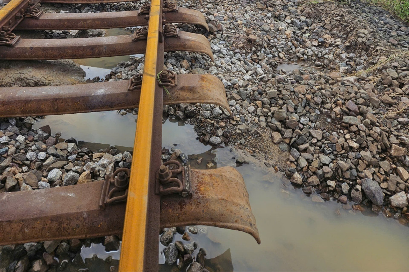 Tê liệt đường sắt Bắc - Nam, hơn 21.000 vé tàu hoàn trả khách- Ảnh 1.