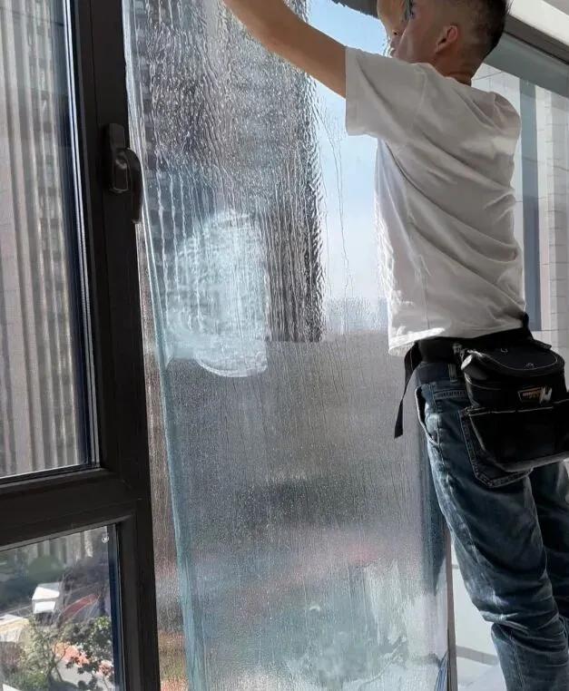 Chồng tôi nhất quyết đóng kín ban công bằng cửa kính, sau 6 tháng tôi hối hận đến mức muốn phá bỏ ngay lập tức- Ảnh 4.