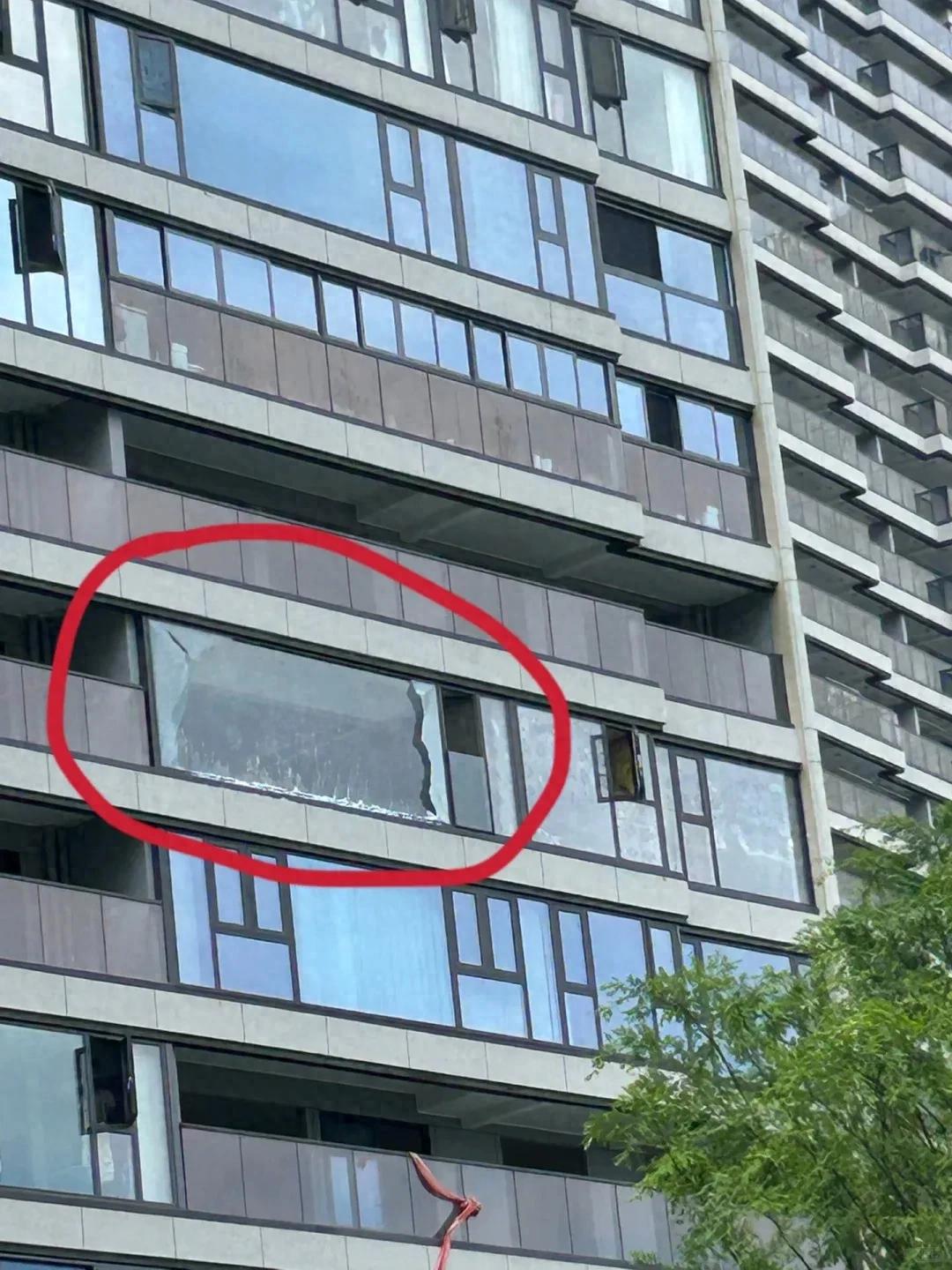 Chồng tôi nhất quyết đóng kín ban công bằng cửa kính, sau 6 tháng tôi hối hận đến mức muốn phá bỏ ngay lập tức- Ảnh 1.