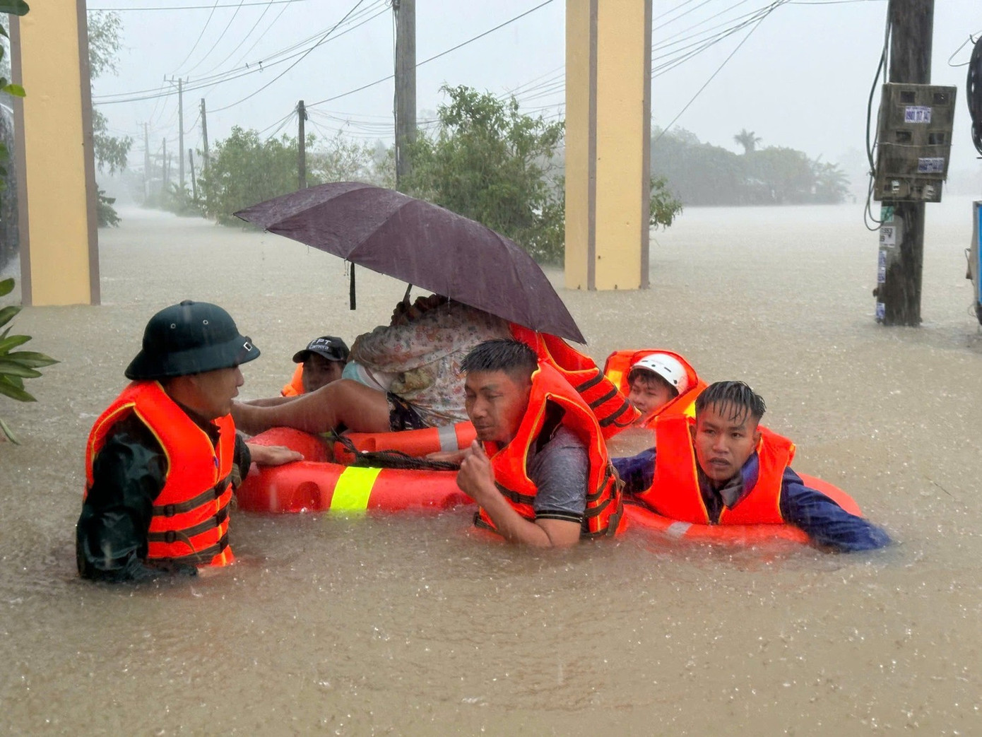 102 người chết và mất tích, thiệt hại vượt 9.000 tỉ đồng, mưa lũ tại Trung Bộ còn diễn tiến ra sao?- Ảnh 1.