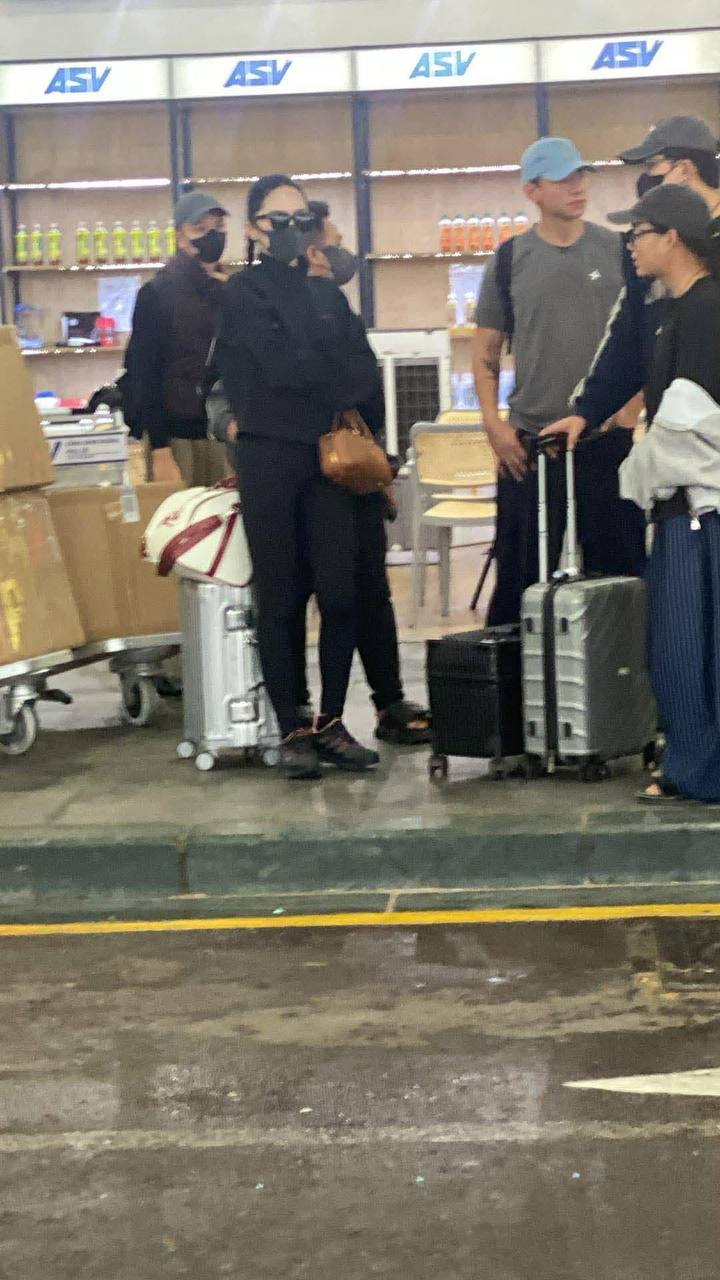 "Team qua đường" bắt gặp Hương Giang lặng lẽ về nước, nhân vật kè kè sát rạt gây chú ý- Ảnh 1.
