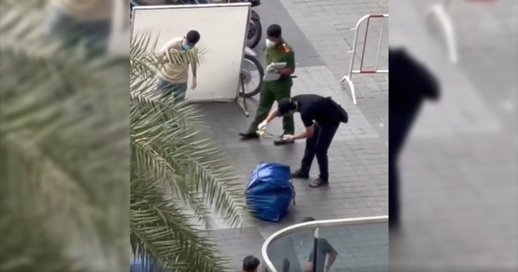 Vụ phát hiện thi thể trong túi trước sảnh chung cư ở TP.HCM: Hé lộ về nạn nhân và 2 nghi phạm- Ảnh 1.