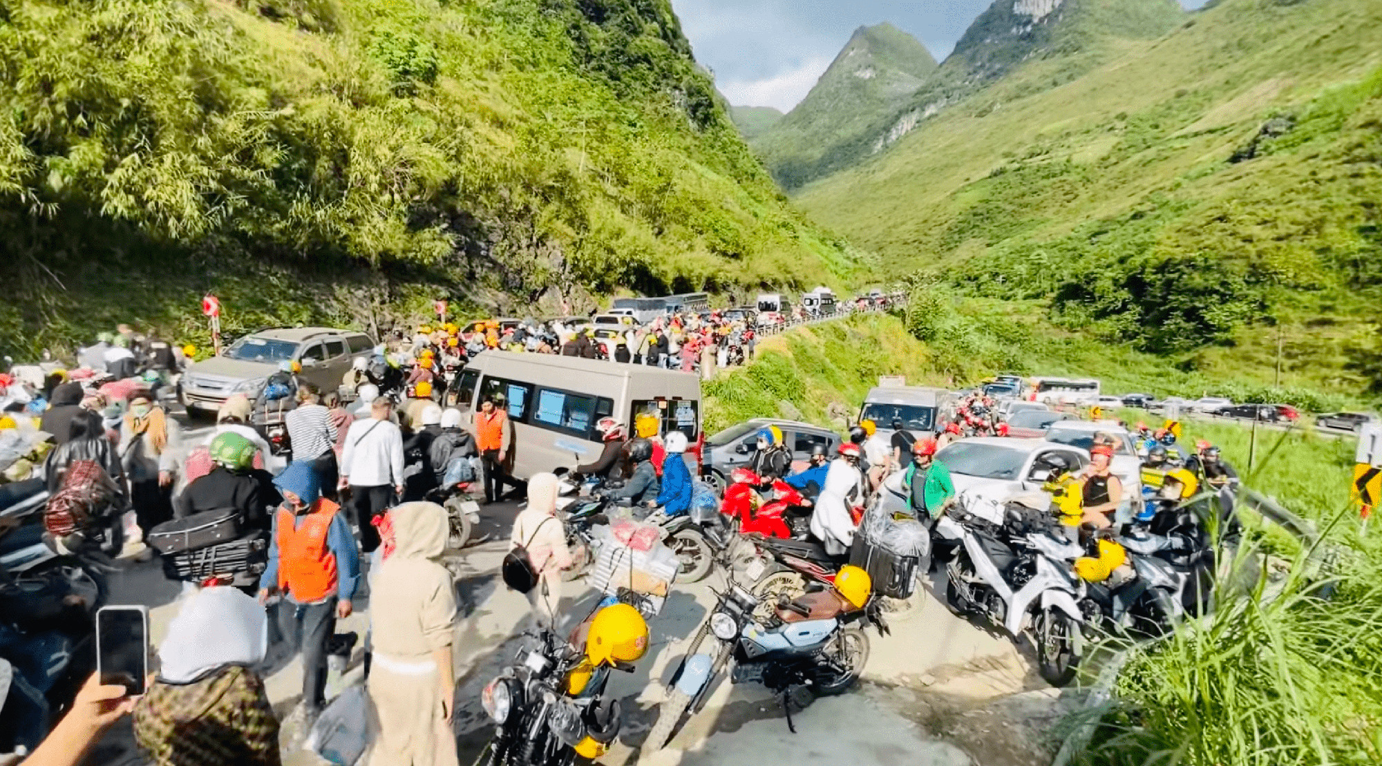 Tuyên Quang đông như Tết, khách lên Lô Lô Chải 