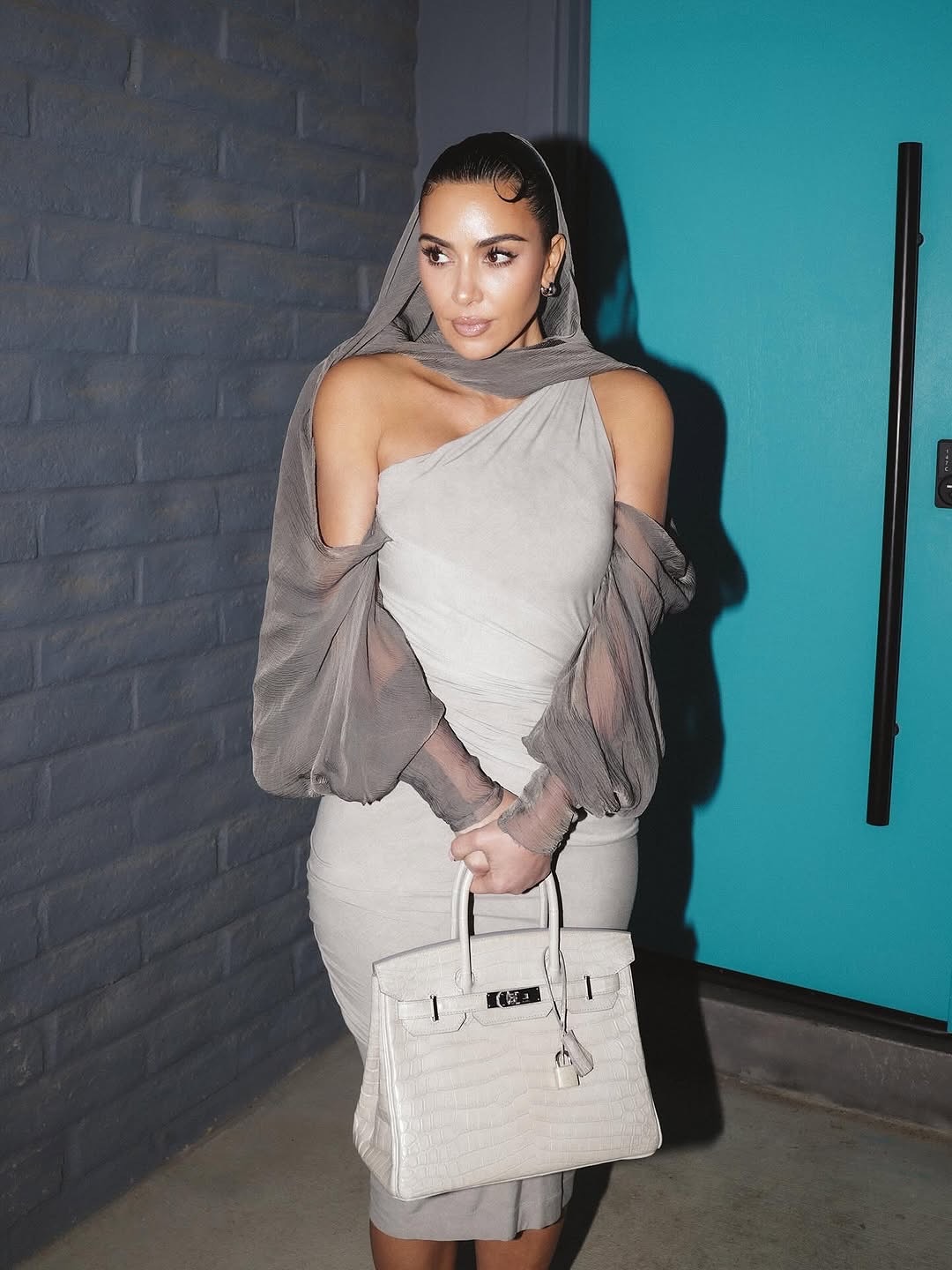 Kim Kardashian hứng chịu bão phẫn nộ vì cầm túi Hermès da voi- Ảnh 8.