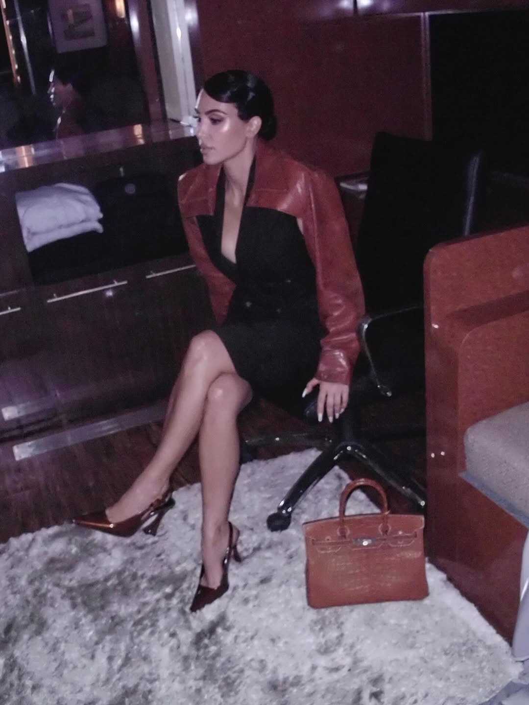 Kim Kardashian hứng chịu bão phẫn nộ vì cầm túi Hermès da voi- Ảnh 9.