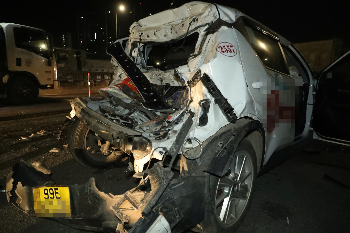 Hà Nội: Tai nạn liên hoàn giữa 5 ô tô, hai người bị thương- Ảnh 1.