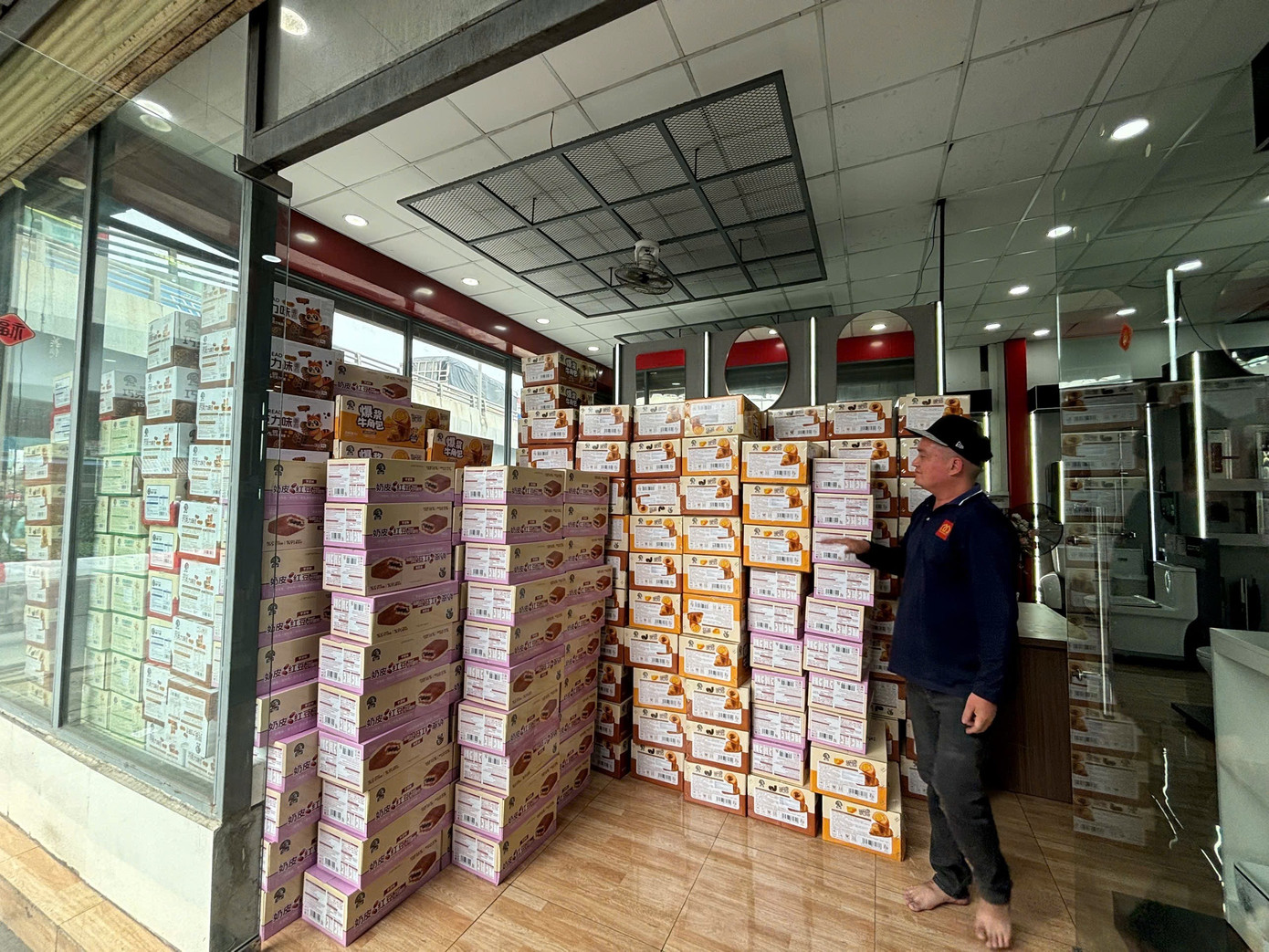 Tập đoàn Hoa Sen cứu trợ nhu yếu phẩm cho bà con vùng lũ xuyên đêm- Ảnh 7.