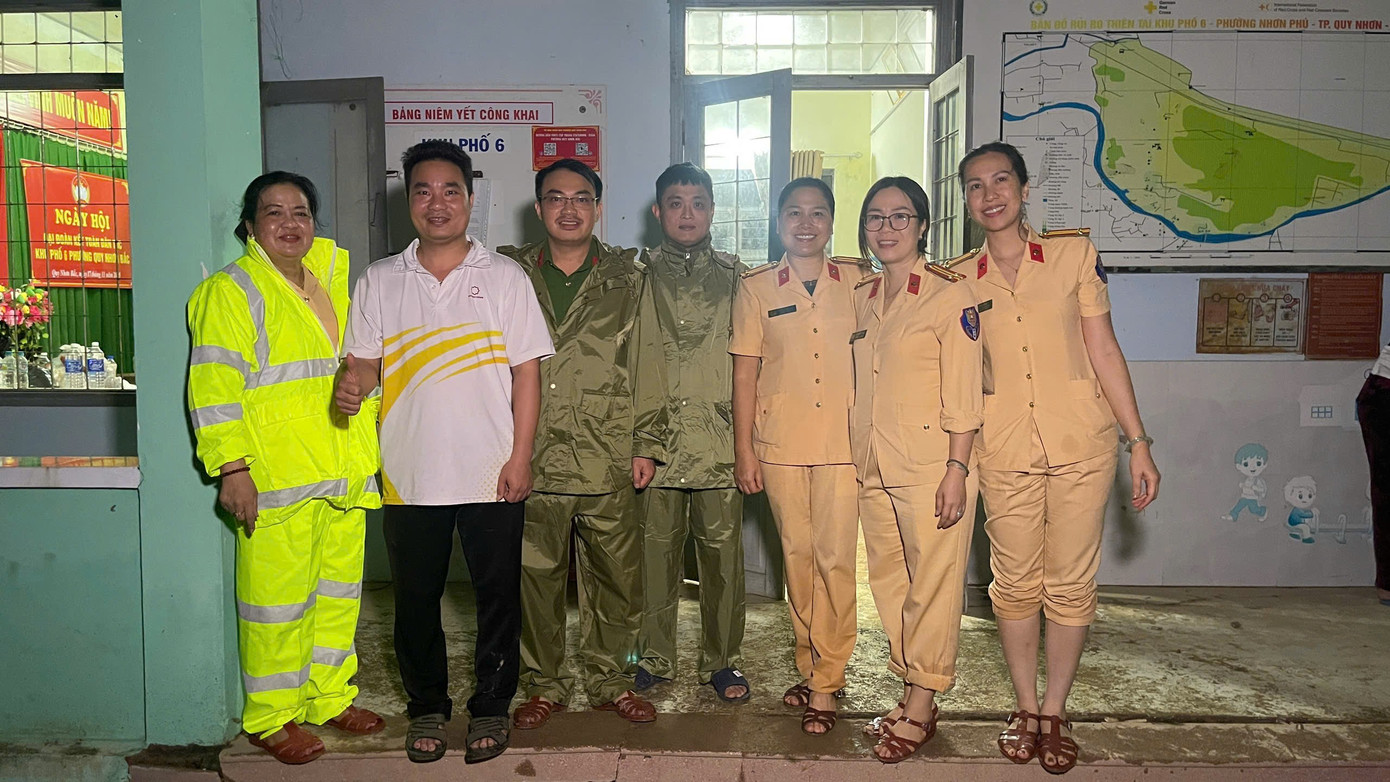 Tập đoàn Hoa Sen cứu trợ nhu yếu phẩm cho bà con vùng lũ xuyên đêm- Ảnh 5.