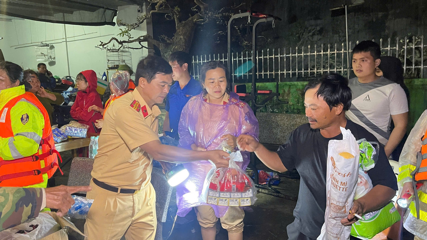 Tập đoàn Hoa Sen cứu trợ nhu yếu phẩm cho bà con vùng lũ xuyên đêm- Ảnh 4.