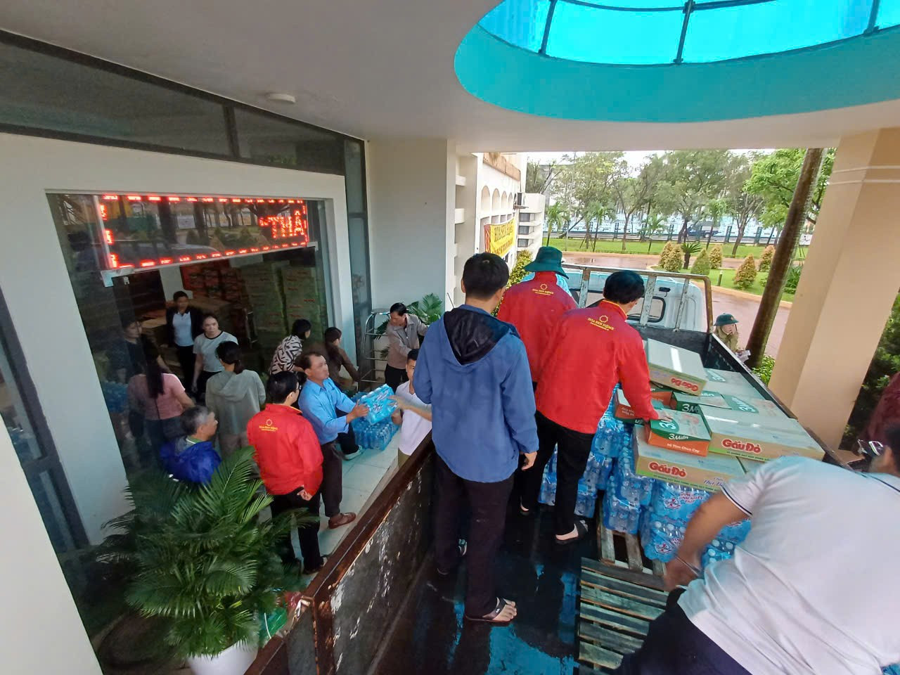 Tập đoàn Hoa Sen cứu trợ nhu yếu phẩm cho bà con vùng lũ xuyên đêm- Ảnh 2.
